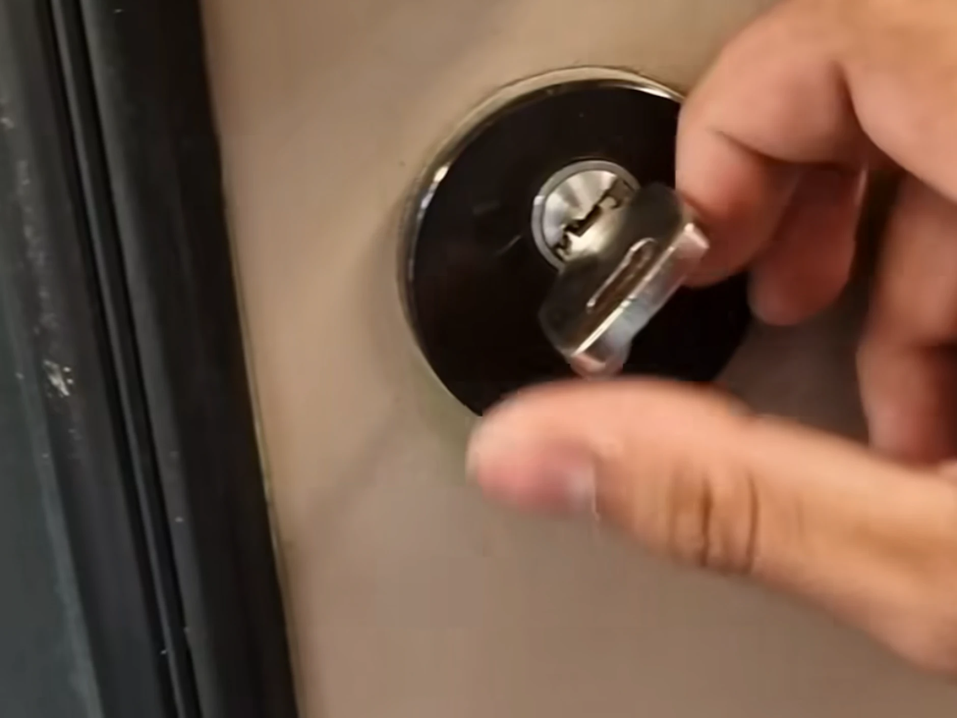 Schlüssel umdrehen, und der Weg in den S-Bahn-Führerstand ist frei. Ein weiteres Fundstück aus der Welt der sogenannten sozialen Medien.