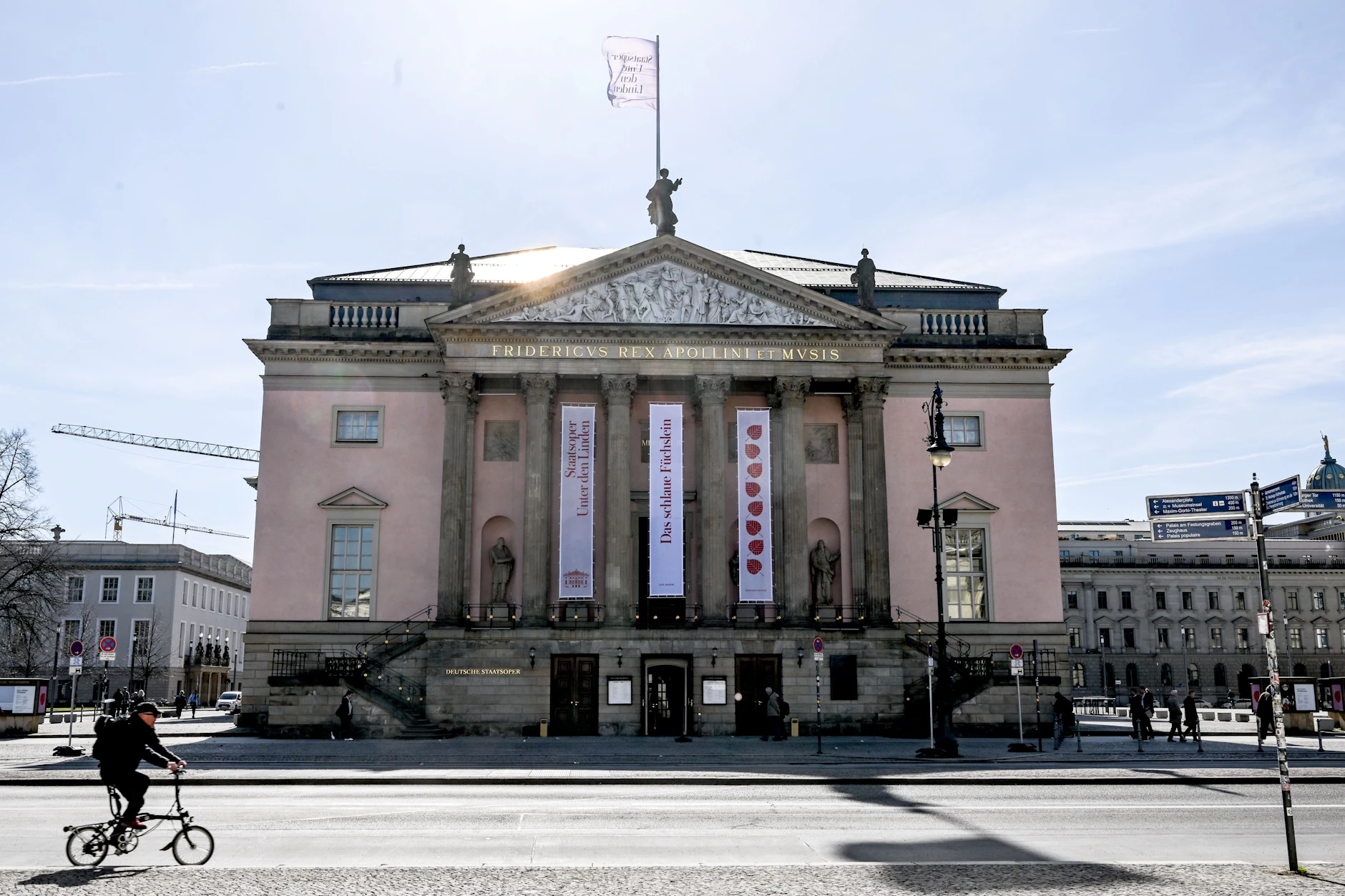 Die Staatsoper Unter den Linden. Für Auto-, Radfahrer und andere Verkehrsteilnehmer wird es dort zu Einschränkungen kommen.