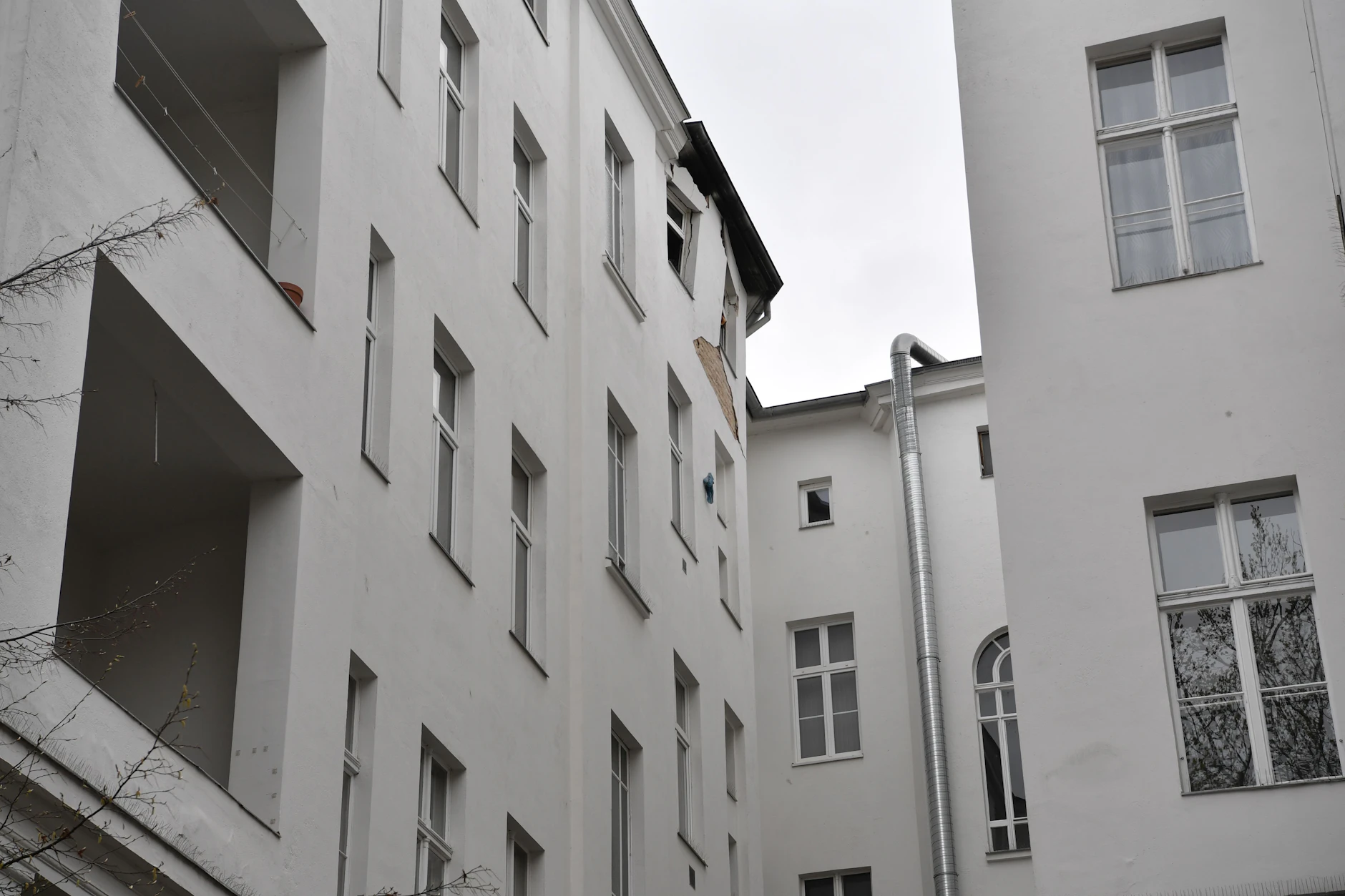 Durch die Explosion wurde die Hauswand im obersten Geschoss gefährlich nach außen gedrückt.