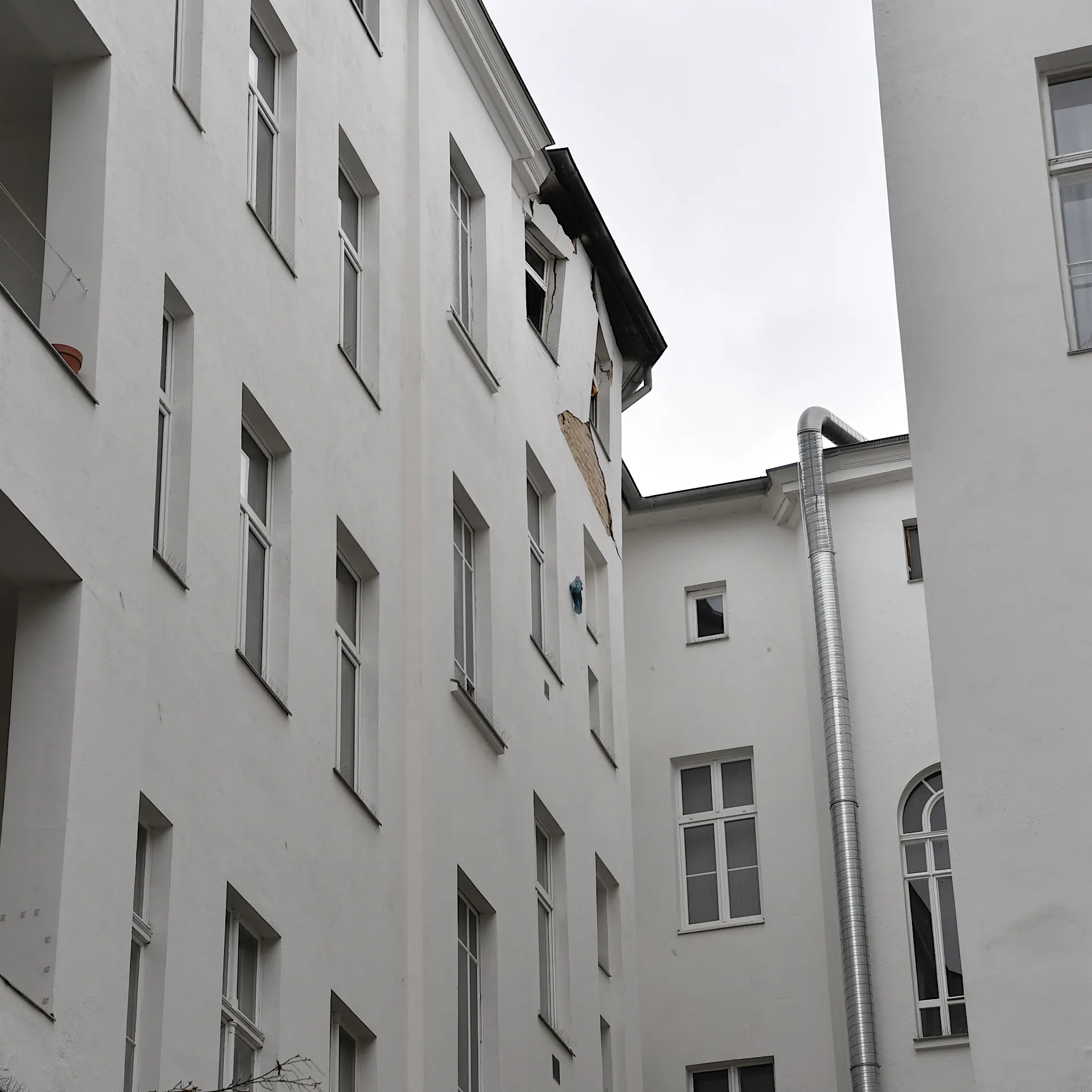 „Plötzlich ein Rumms!“ – Haus in Schöneberg nach Explosion teilweise unbewohnbar