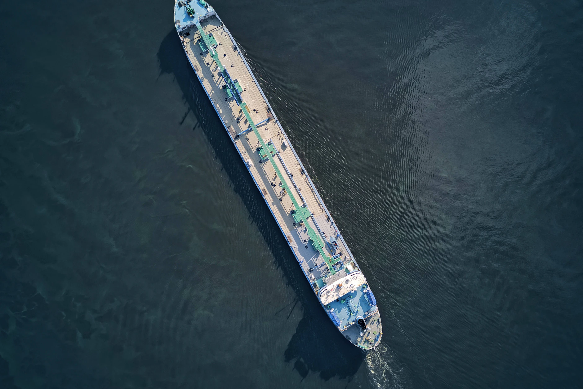 Vier Tanker auf dem Weg nach Europa haben am Montag ihren Kurs geändert – und fahren stattdessen nach Afrika und Asien.