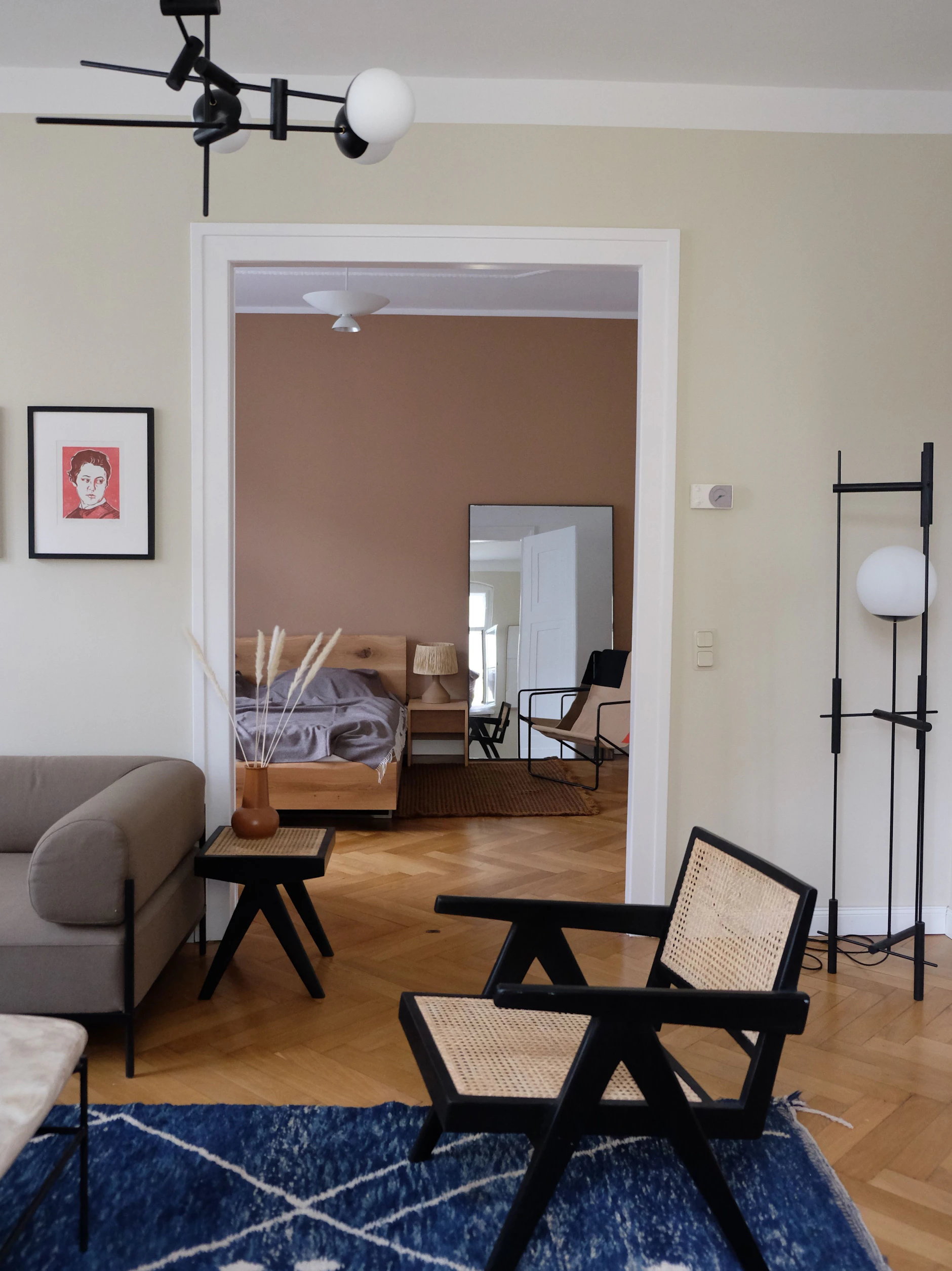 Der Lounge-Stuhl aus Rattan und Holz ist angelehnt an Designklassiker der späten 50er-Jahre von Pierre Jeanneret, nun in die Gegenwart geholt von Detjer.