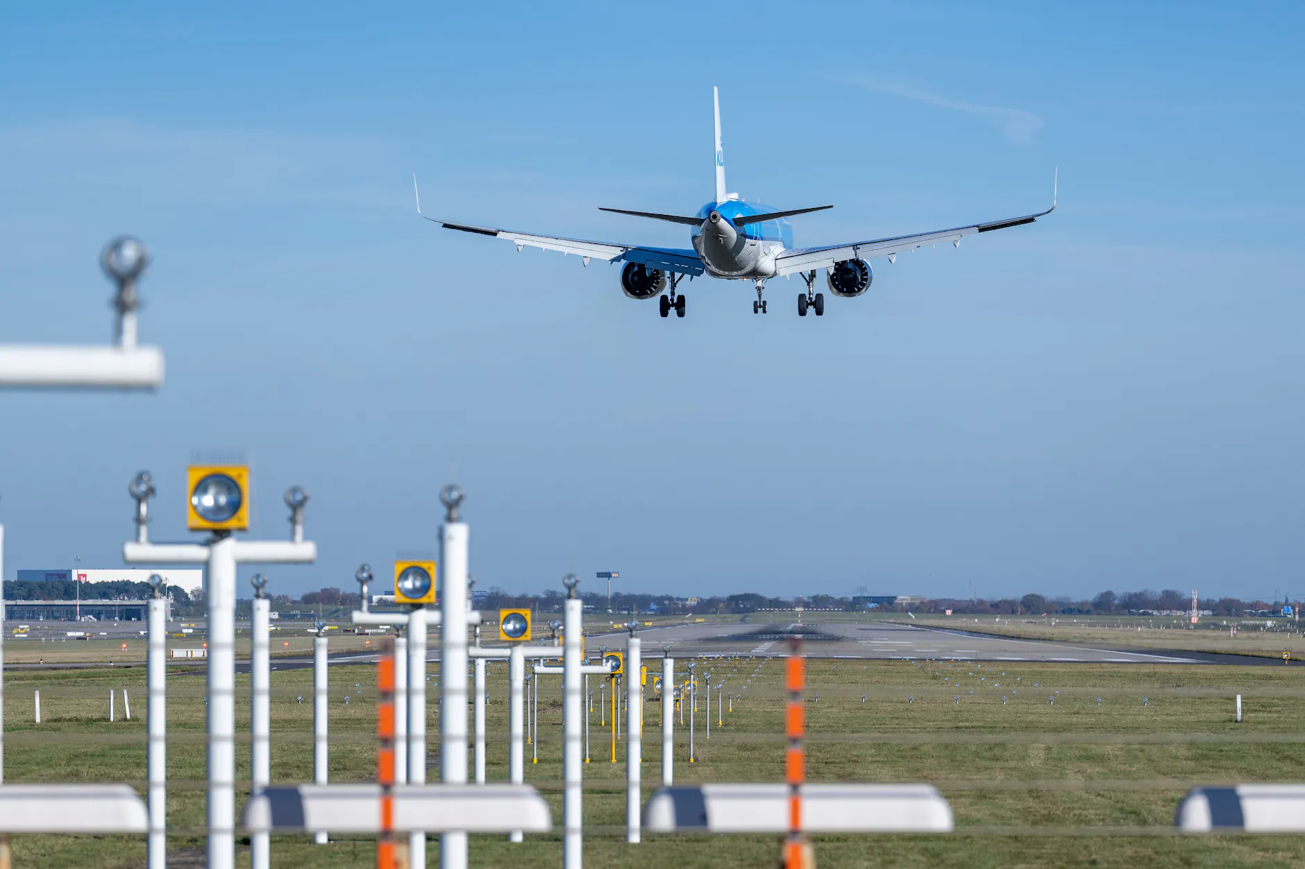 Fliegen unter Druck: Der geopolitische Konflikt im Nahen Osten verteuert das Kerosin weltweit und erhöht den Druck auf die Ticketpreise, auch für Reisende ab Berlin.