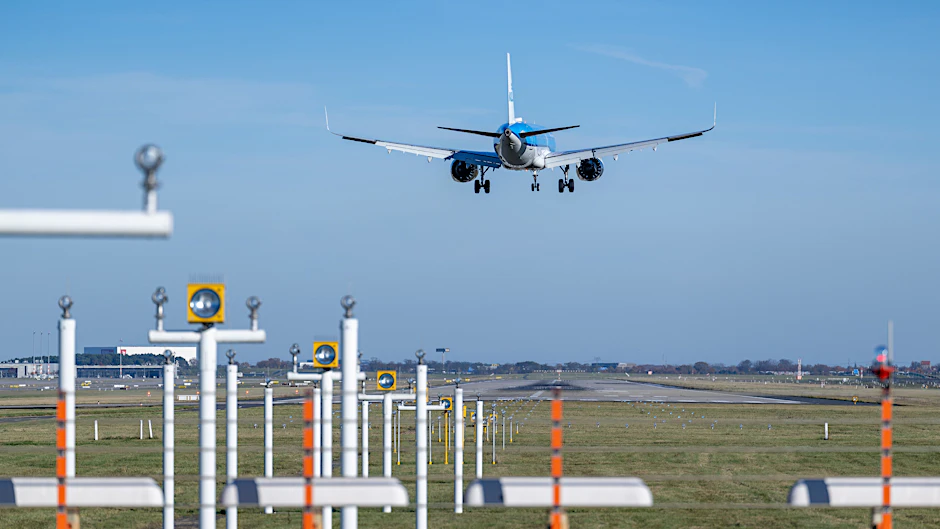 Fliegen unter Druck: Der geopolitische Konflikt im Nahen Osten verteuert das Kerosin weltweit und erhöht den Druck auf die Ticketpreise, auch für Reisende ab Berlin.