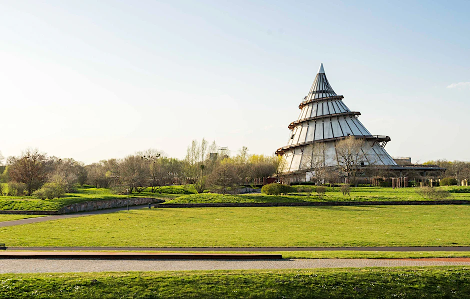 Der 60 Meter hohe Jahrtausendturm ist das Wahrzeichen des Magdeburger Elbauenparks. Ab April beherbergt er neben 6.000 Jahren Wissenschaftsgeschichte auch lebensgroße Dinosaurier.
