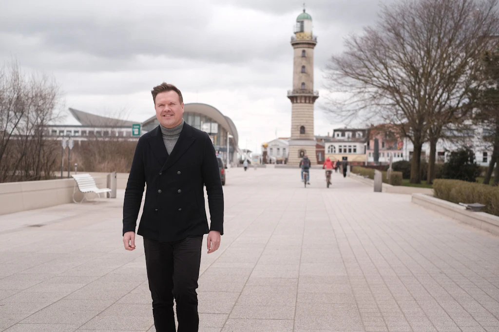 Arbeitgeberpräsident Lars Schwarz vor dem Leuchtturm in Rostock-Warnemünde: „Schaut nicht nur auf die Übernachtungszahlen.“