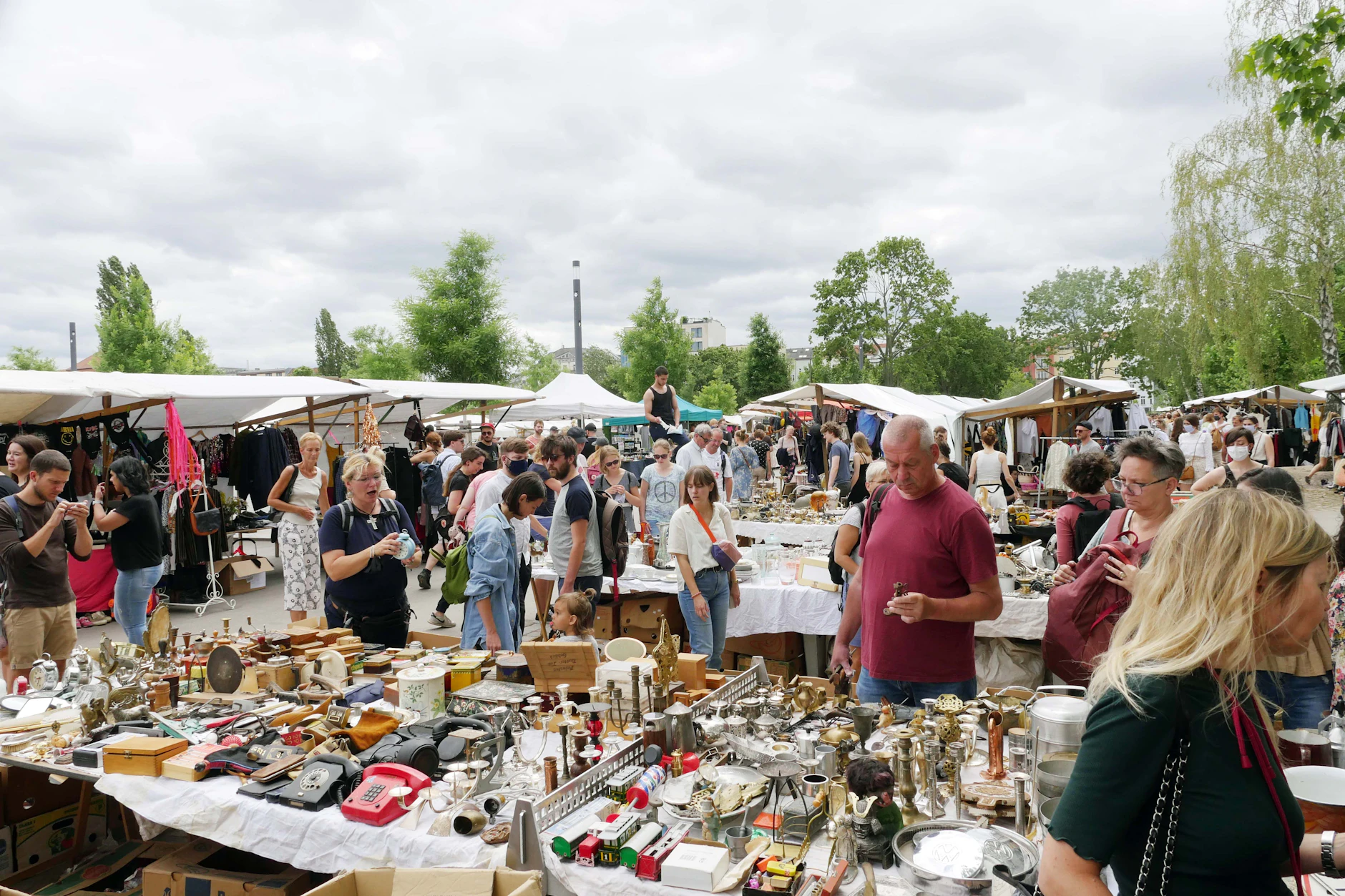 Im Mauerpark zieht der Flohmarkt regelmäßig viele Besucher an.