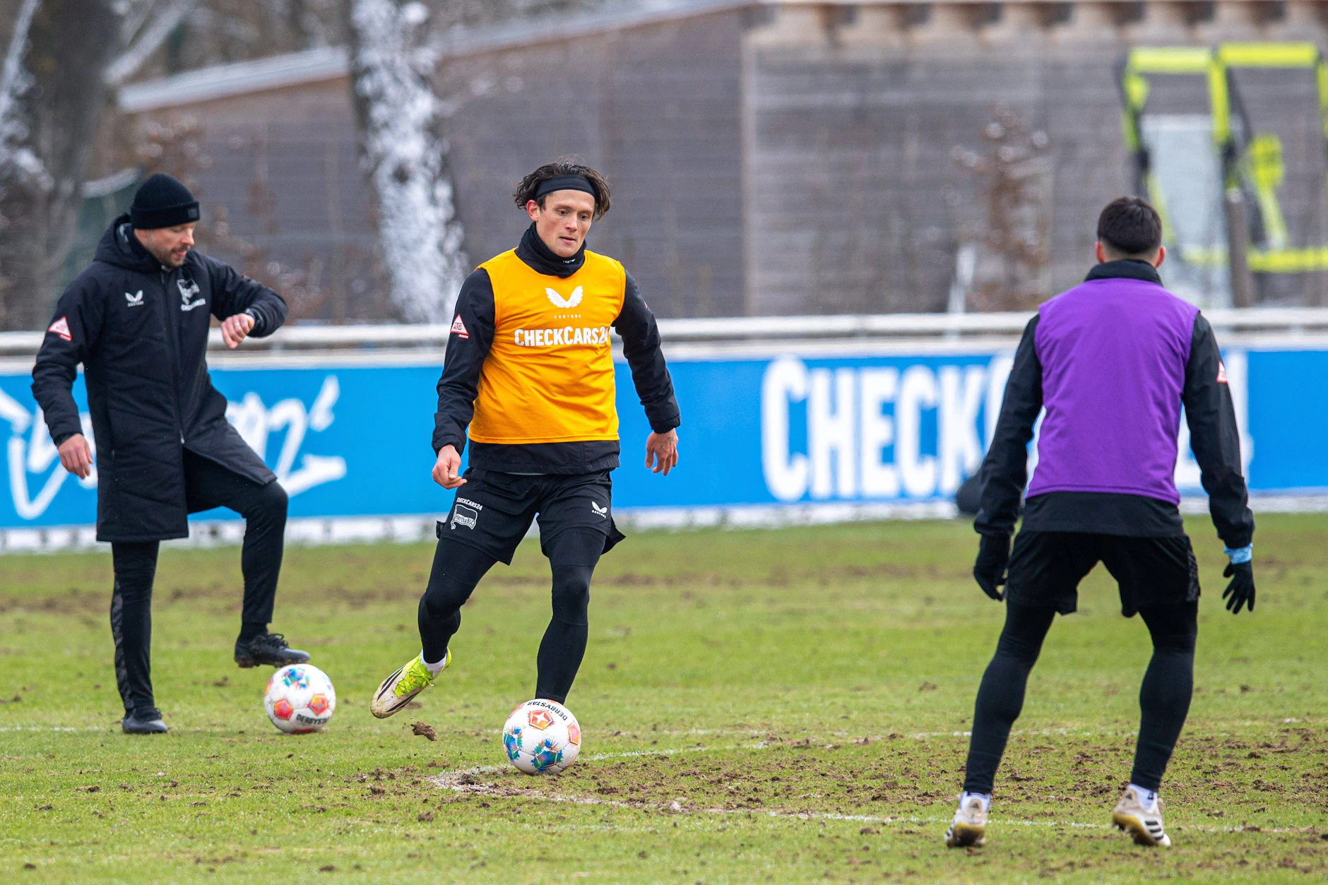 Co-Trainer Patrick Ebert schaut auf die Uhr: Wie lange Reese und Brekalo (r.) noch gemeinsam für Hertha BSC spielen, ist offen. 