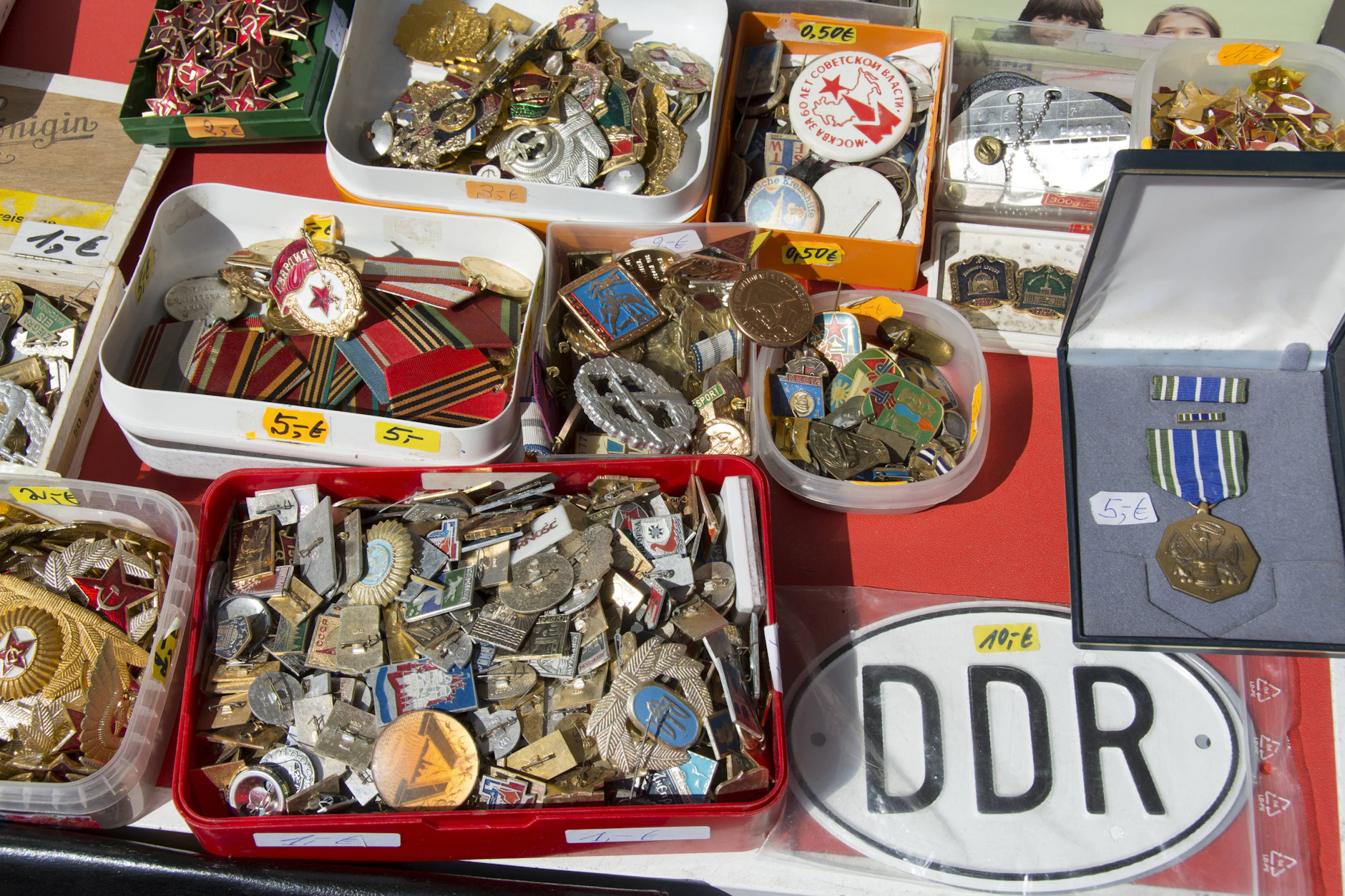 Auf dem Flohmarkt am Mauerpark wird ein ähnliches Sortiment angeboten wie im VEB Orange.
