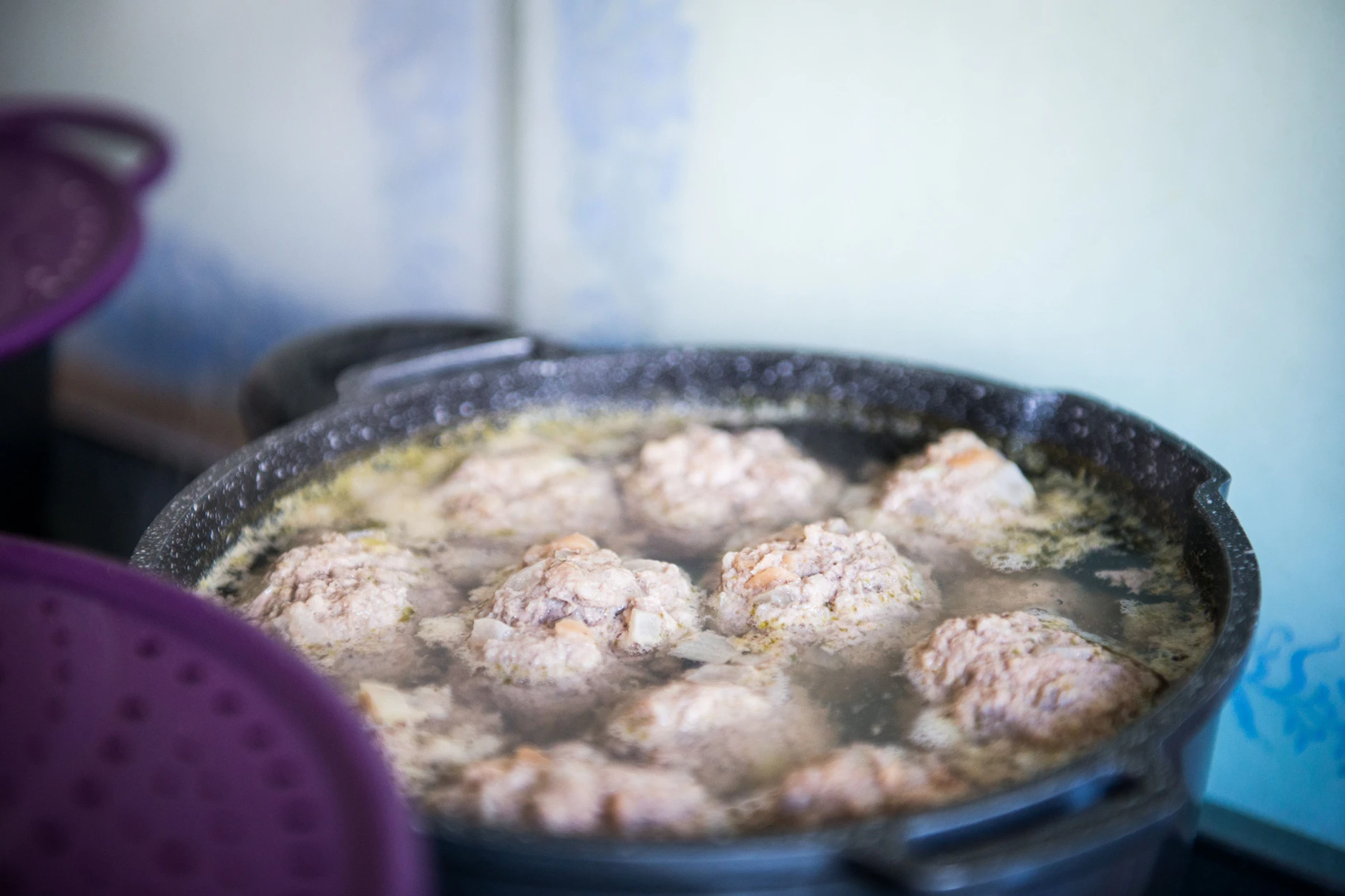 Die Königsberger Klopse werden in einem Sud gegart, die Kapernsauce wird extra zubereitet.