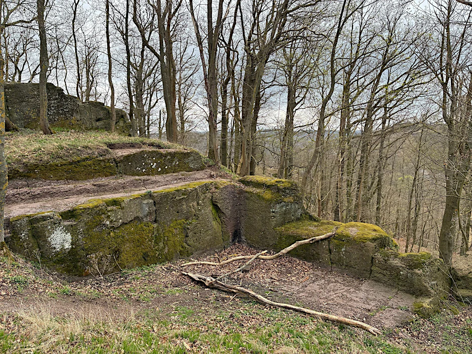 Die undatierte Aufnahme zeigt die bestehenden baulichen Reste auf der Burganlage Metilstein bei Eisenach. Dort fanden gezielt illegale Ausgrabungen statt. 