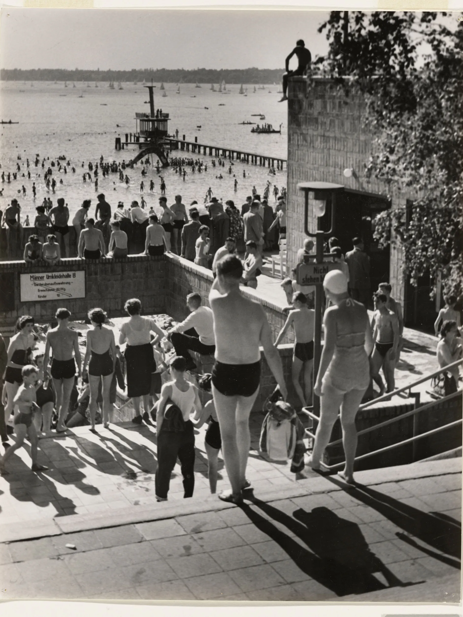 Elsa Thiemann: „Berlin, die große Treppe im Freibad Wannsee“, Nachkriegszeit