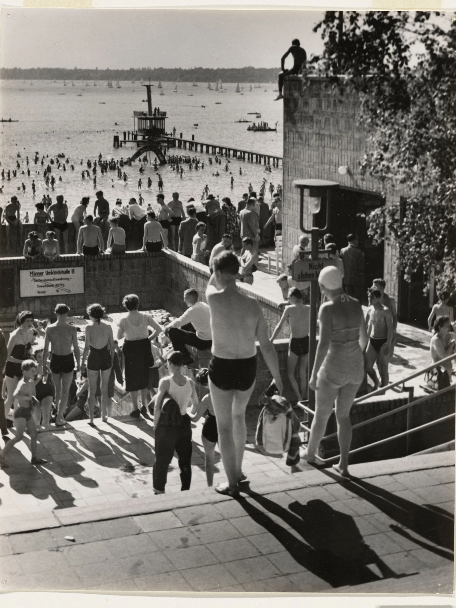 Elsa Thiemann: „Berlin, die große Treppe im Freibad Wannsee“, Nachkriegszeit