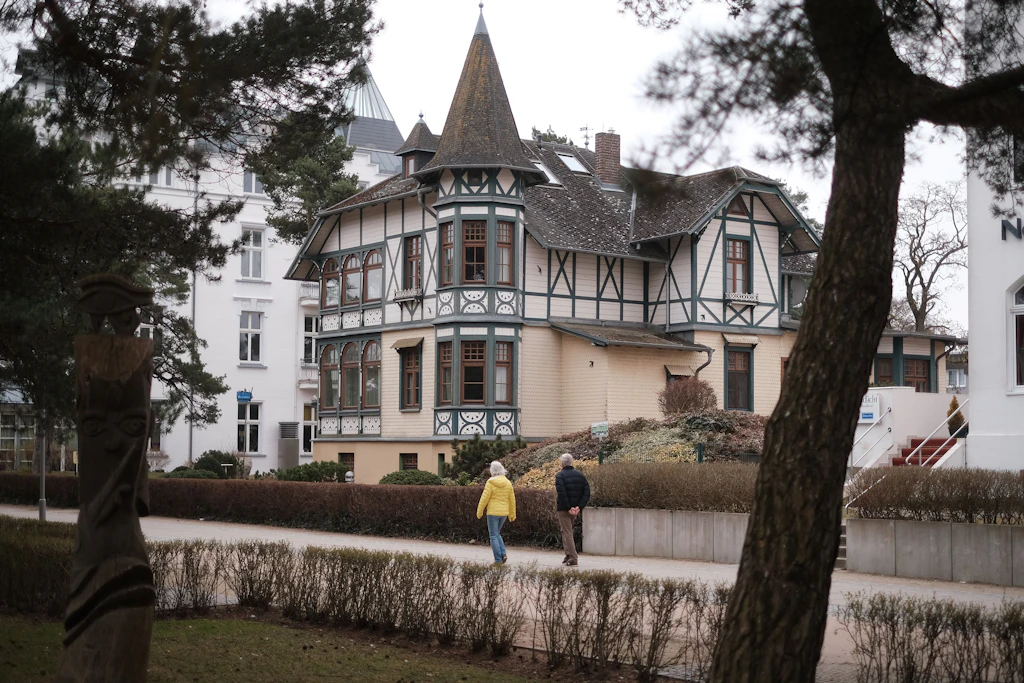 Türmchen, Holverzierungen, Fachwerk-Anklänge: Klassische Bäderarchitektur aus dem 19. und frühen 20. Jahrhundert prägt die Promenade von Zinnowitz.