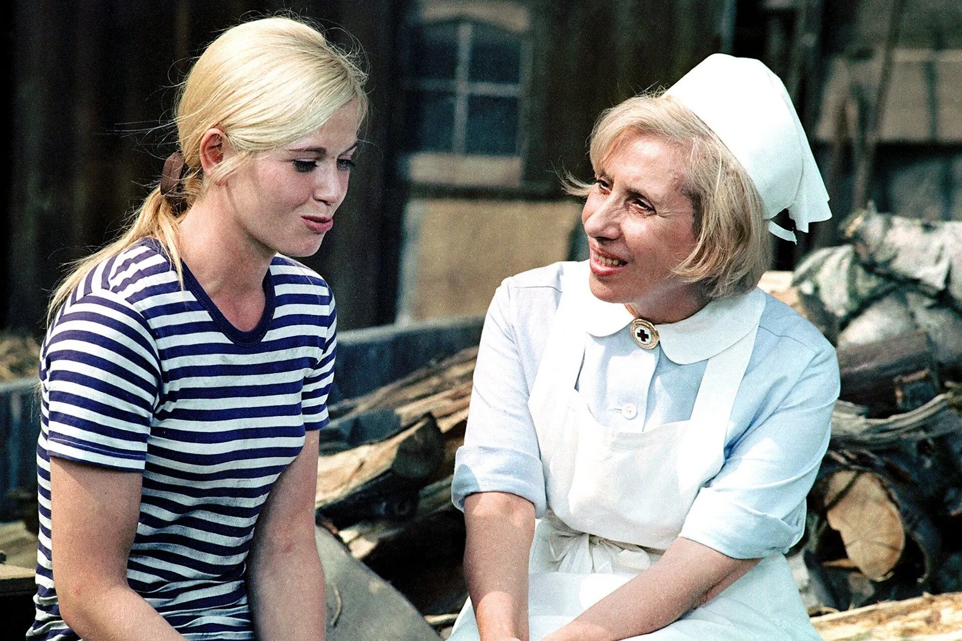 Der Rat von Schwester Agnes (Agnes Kraus) ist gefragt. Hier hilft sie Iris Bohnau (Katja Lehnert, l.).