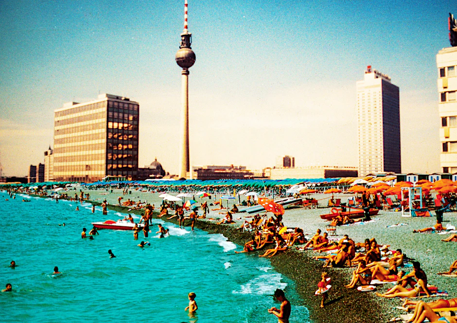 Über „den Strand von Berlin“, Warnemünde, hat Hanno Hochmuth ein unterhaltsames Buch geschrieben.