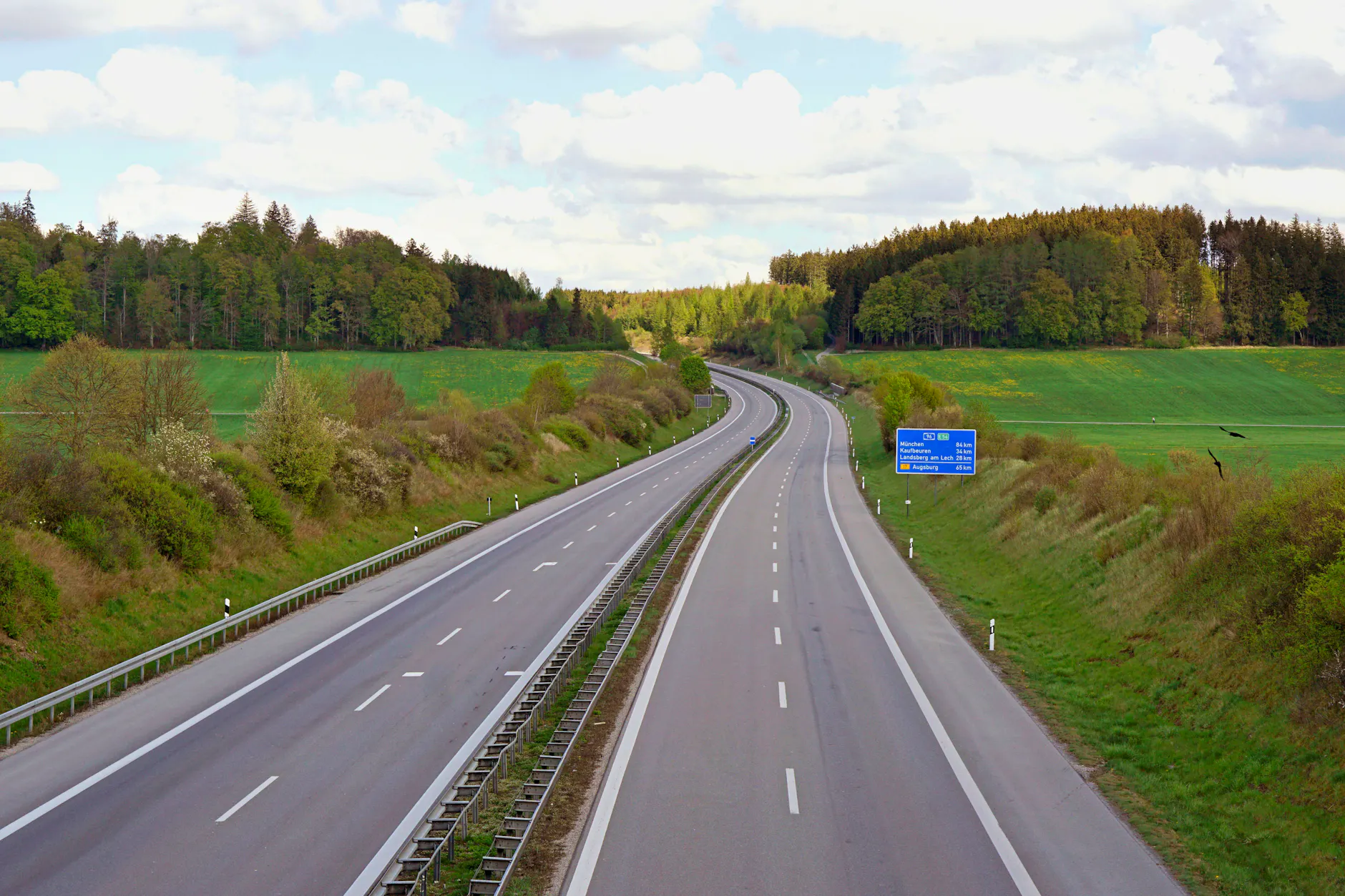 Leere A96 in der Corona-Pandemie am 21.04.2020. Ein Energie-Lockdown wegen des Iran-Kriegs könnte wieder für autofreie Tage sorgen.