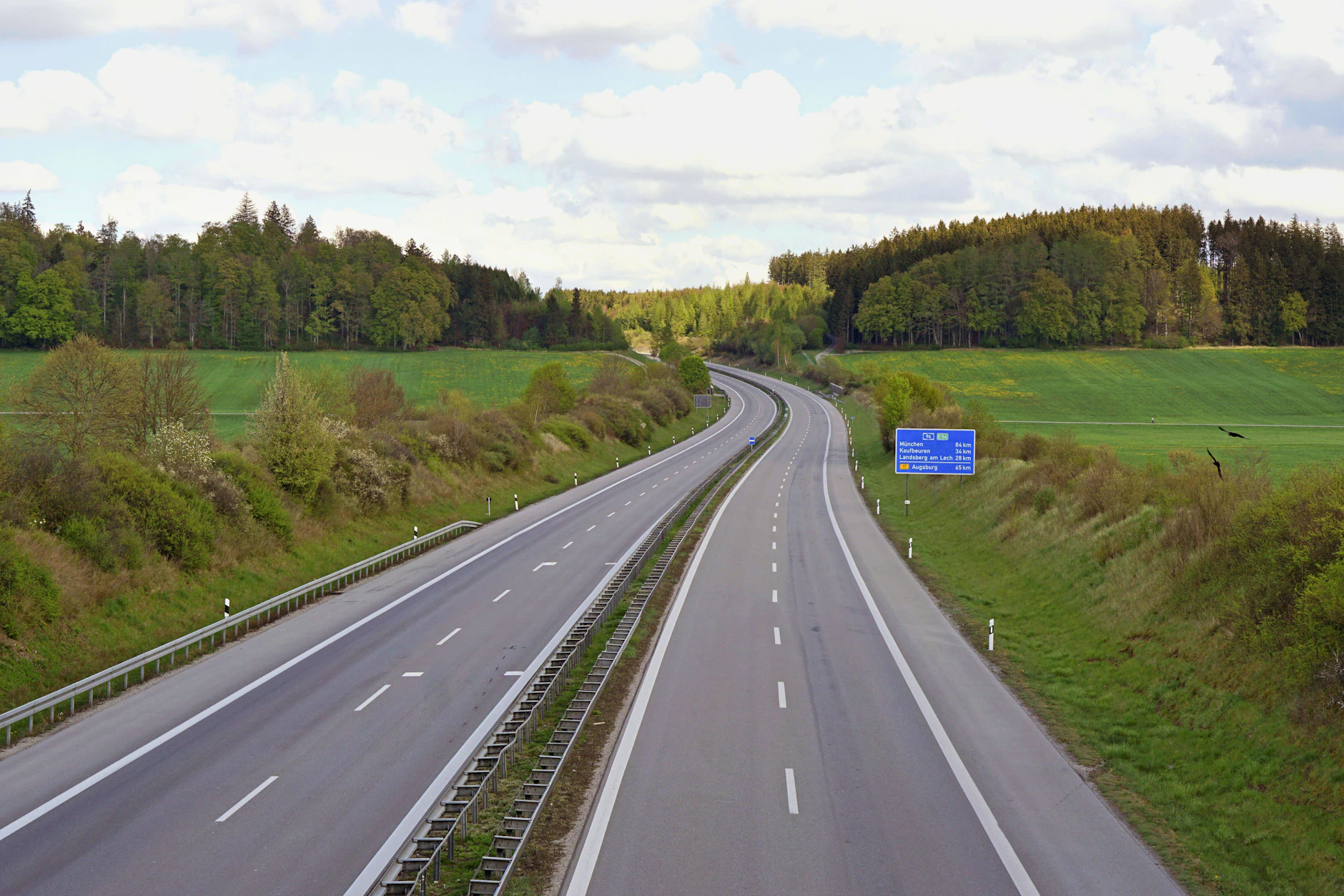 Leere A96 in der Corona-Pandemie am 21.04.2020. Ein Energie-Lockdown wegen des Iran-Kriegs könnte wieder für autofreie Tage sorgen.