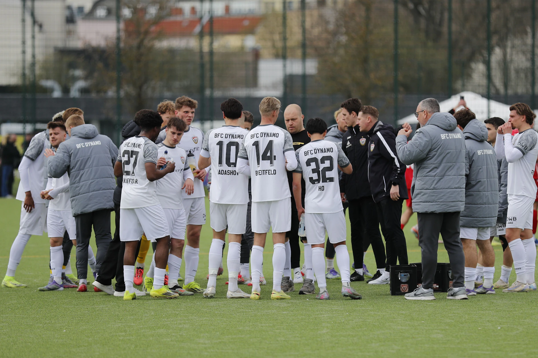 Im Mannschaftskreis werden die Spieler des BFC auch heute in Babelsberg Schwung fürs Spiel aufnehmen.