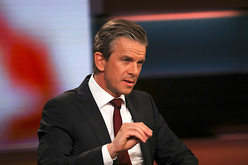 Der Moderator Markus Lanz versucht die hitzige Debatte zu lenken – und muss seine Gäste mehrfach bremsen.