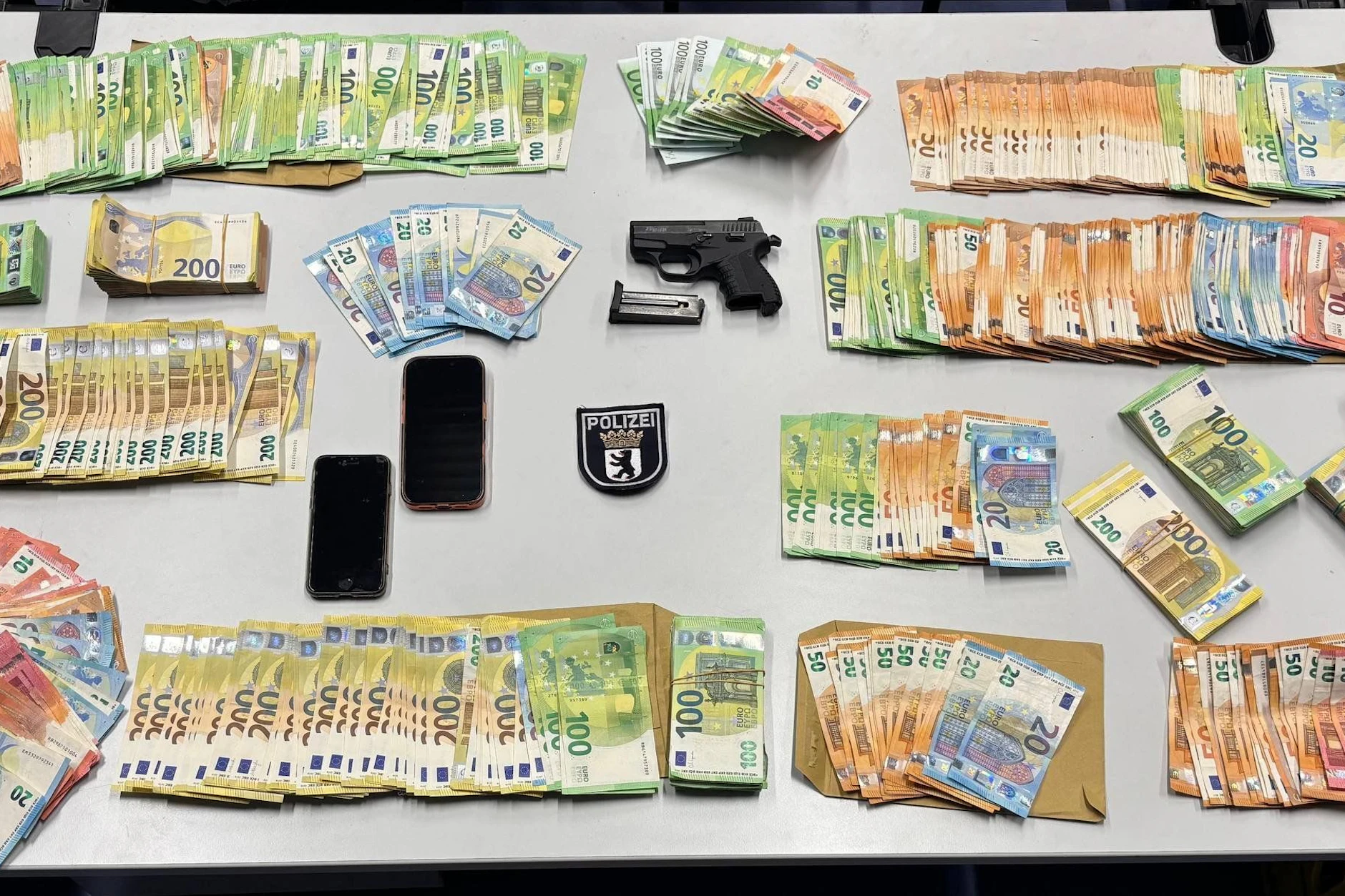 Die Polizei fand im Auto des 28-Jährigen eine scharfe Schusswaffe und eine große Menge Bargeld.