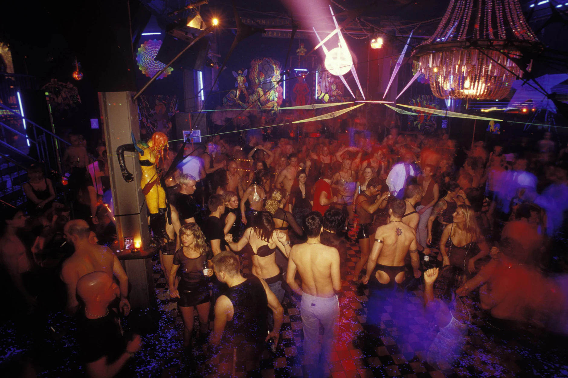 Ein Einblick ins KitKat von 2008. Der Club ist dafür bekannt, dass man nur freizügig reinkommt.