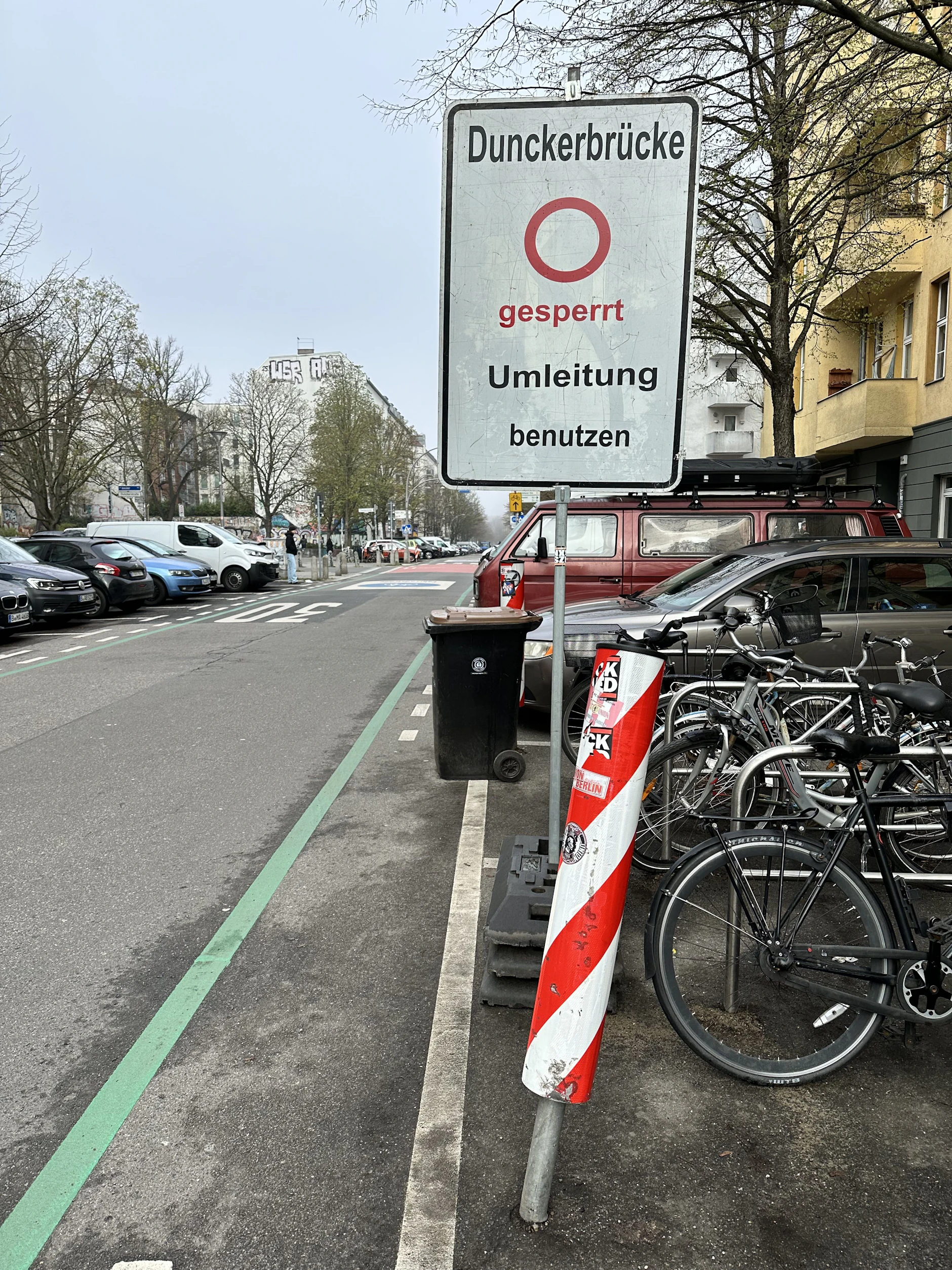 Eine Umleitung an der gesperrten Dunckerbrücke ist ausgeschildert. Allerdings ist die Stargarder Straße eine Fahrradstraße. Nur Anwohner dürfen diese Umleitung nutzen.