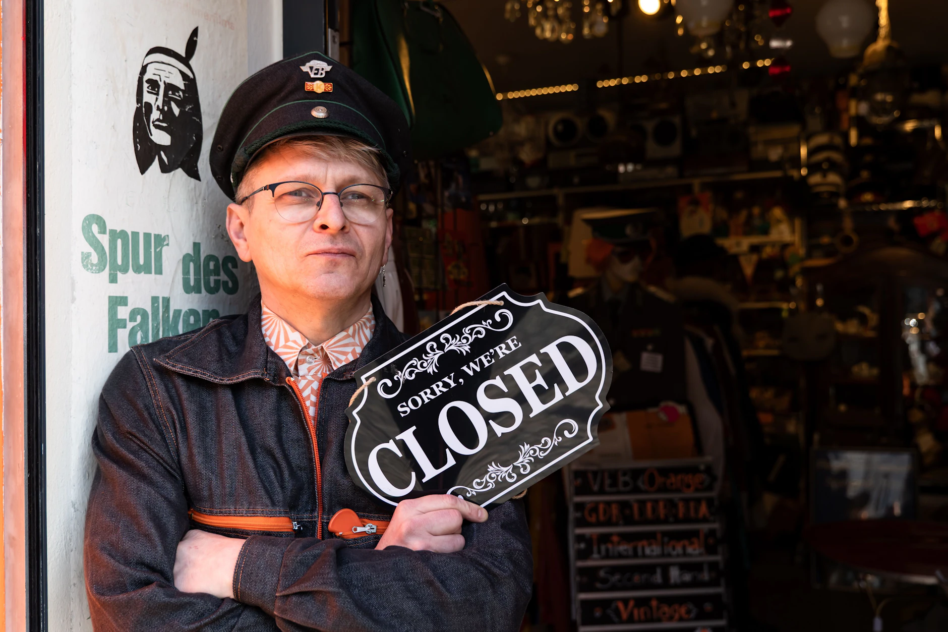 Händler Mario Schubert in seinem Laden VEB Orange in Berlin Prenzlauer Berg. Er würde gern auch sonntags aufmachen.