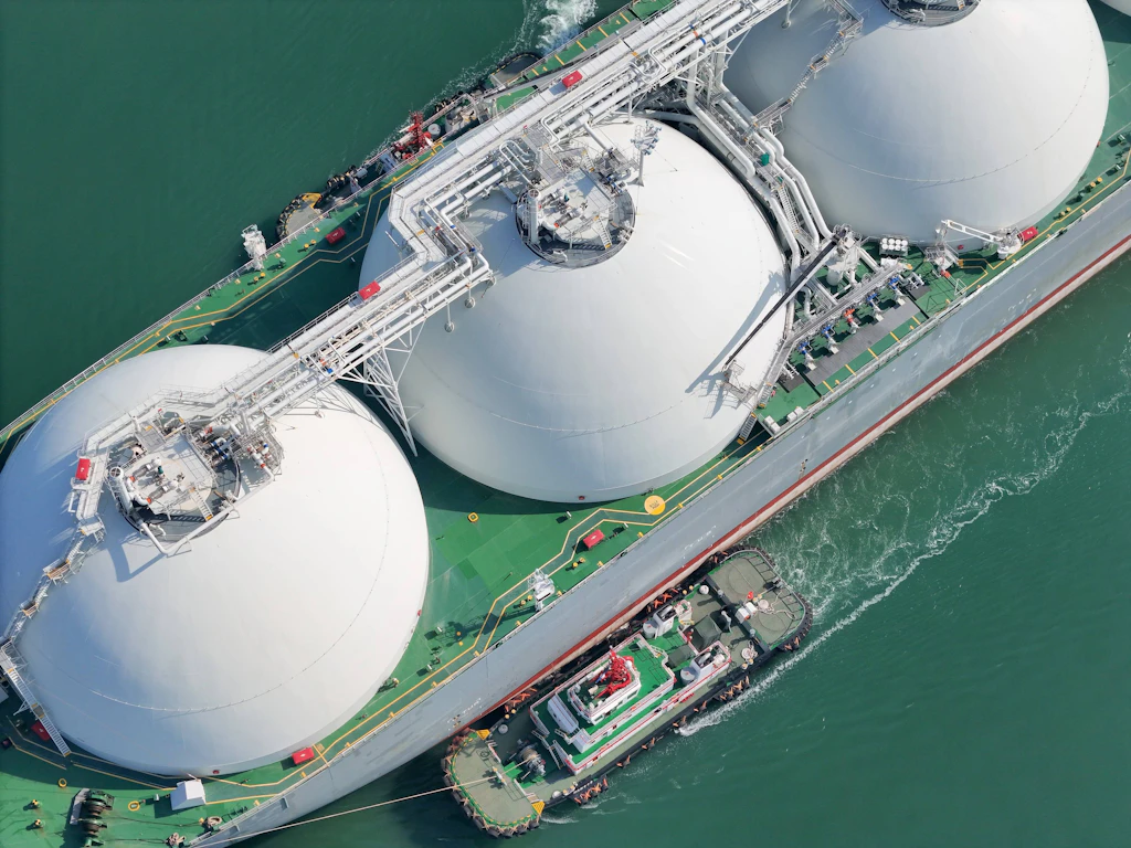Berichte: China profitiert von Energiekrise und verkauft LNG weiter