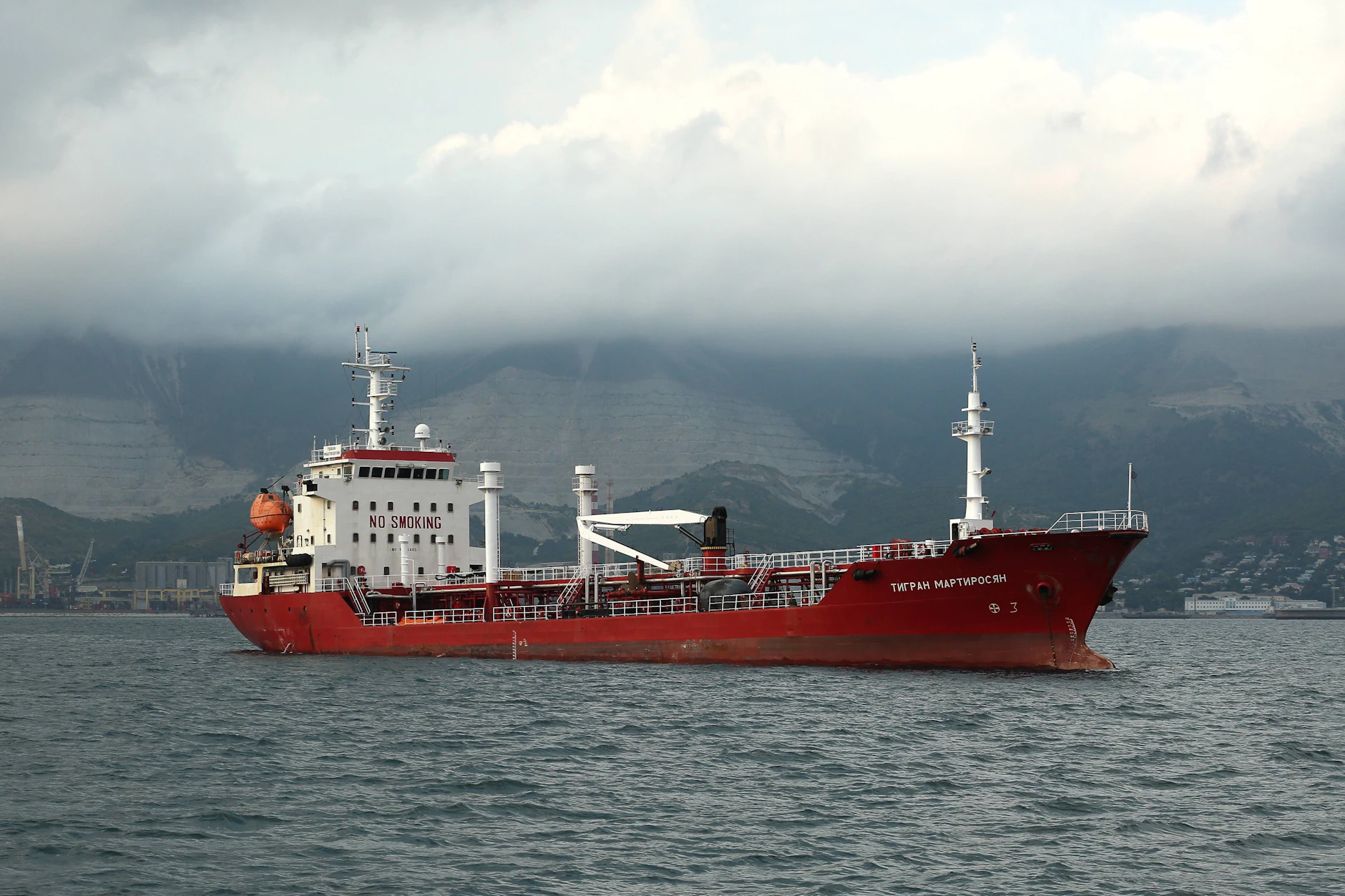 Der Öltanker „Tigran Martirosyan“ im Handelshafen Noworossijsk am Schwarzen Meer (Symbolbild)