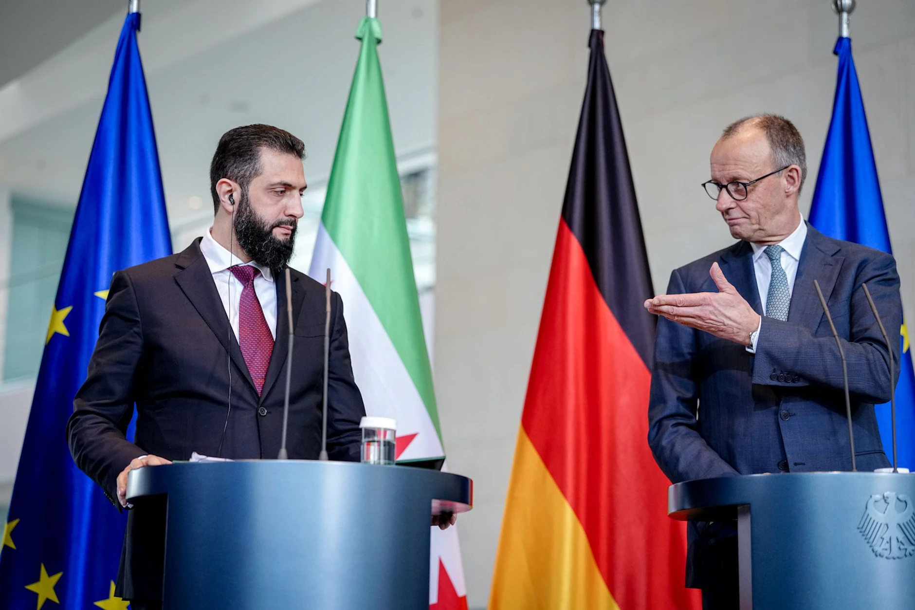 Syriens Übergangspräsident Ahmad al-Scharaa und Bundeskanzler Merz (CDU) in Berlin: Nach dem Treffen gab es nur noch Verwirrung.