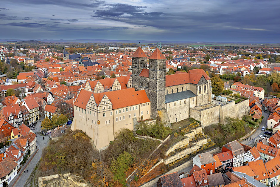 Quedlinburg ist ein mittelalterliches Kleinod und seit 1994 Unesco-Weltkulturerbe: Nun ist dort eine Debatte um ein geplantes Industriegebiet entbrannt.