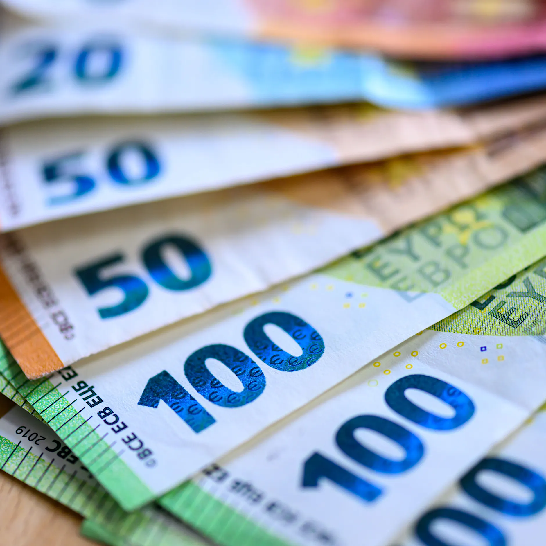 Kluft zwischen Ost und West: Bruttojahresverdienst in Deutschland steigt