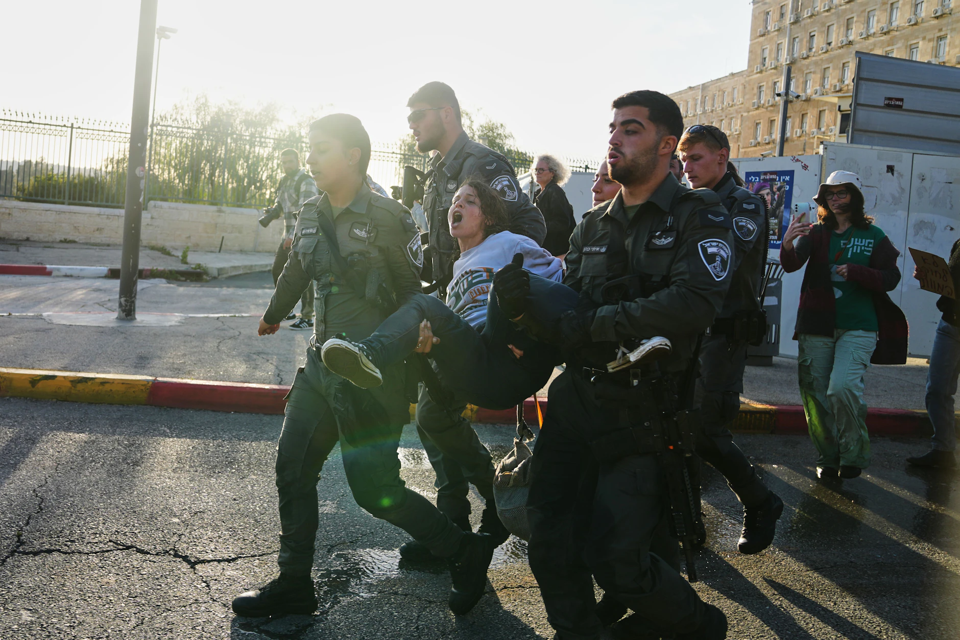 Die Polizei vertreibt Demonstranten während eines Protestes gegen die Entscheidung des israelischen Parlaments zur Einführung der Todesstrafe für Terroristen. 