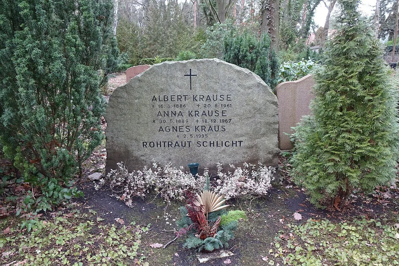 Die Volksschauspielerin <a href="https://www.berliner-kurier.de/ddr/ddr-maerchen-wie-heiratet-man-einen-koenig-der-traurige-tod-des-stars-li.10025713">Agnes Kraus wurde 1995 im Familiengrab</a> auf dem Waldfriedhof Kleinmachnow neben ihren Eltern beerdigt.