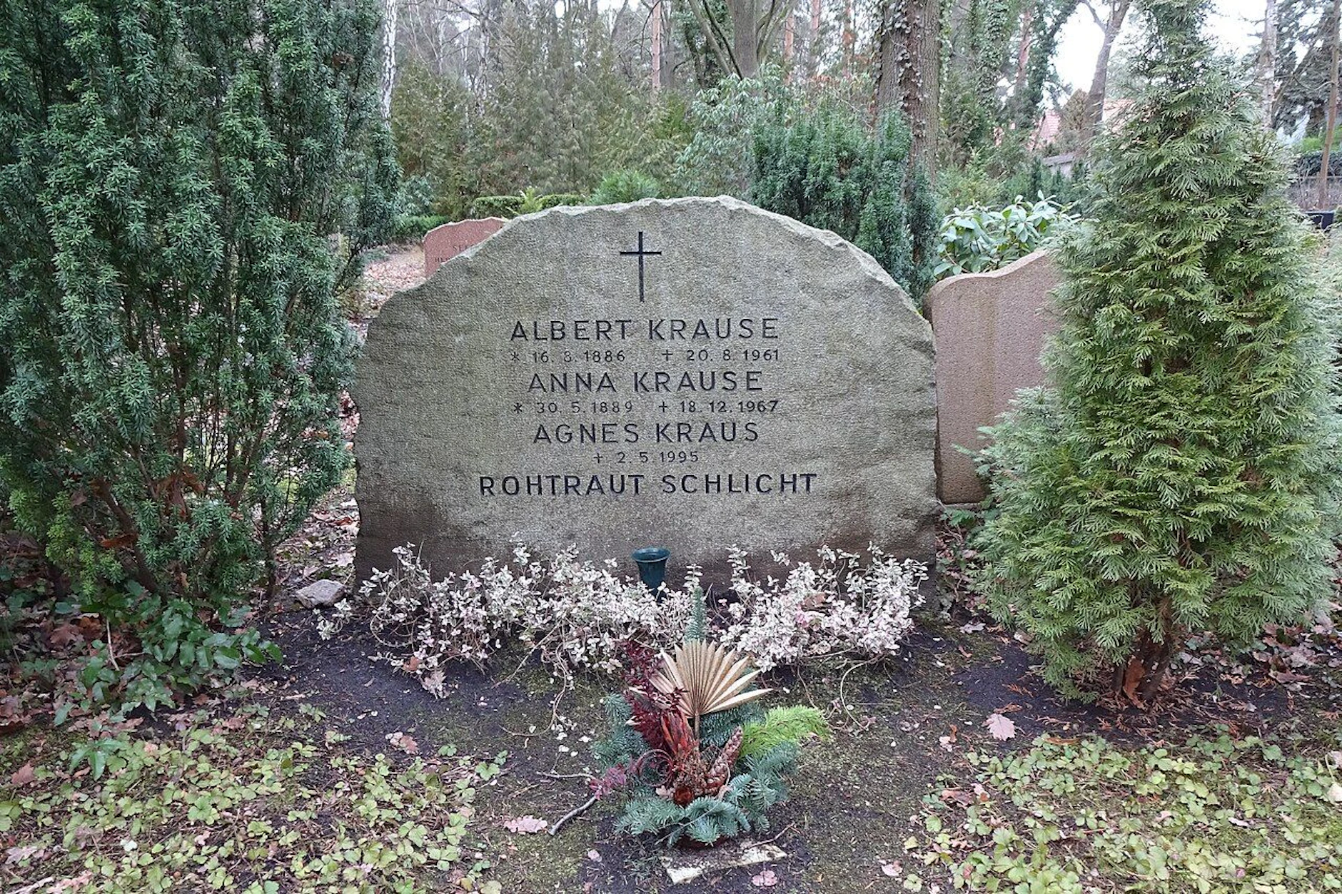 Die Volksschauspielerin <a href="https://www.berliner-kurier.de/ddr/ddr-maerchen-wie-heiratet-man-einen-koenig-der-traurige-tod-des-stars-li.10025713">Agnes Kraus wurde 1995 im Familiengrab</a> auf dem Waldfriedhof Kleinmachnow neben ihren Eltern beerdigt.
