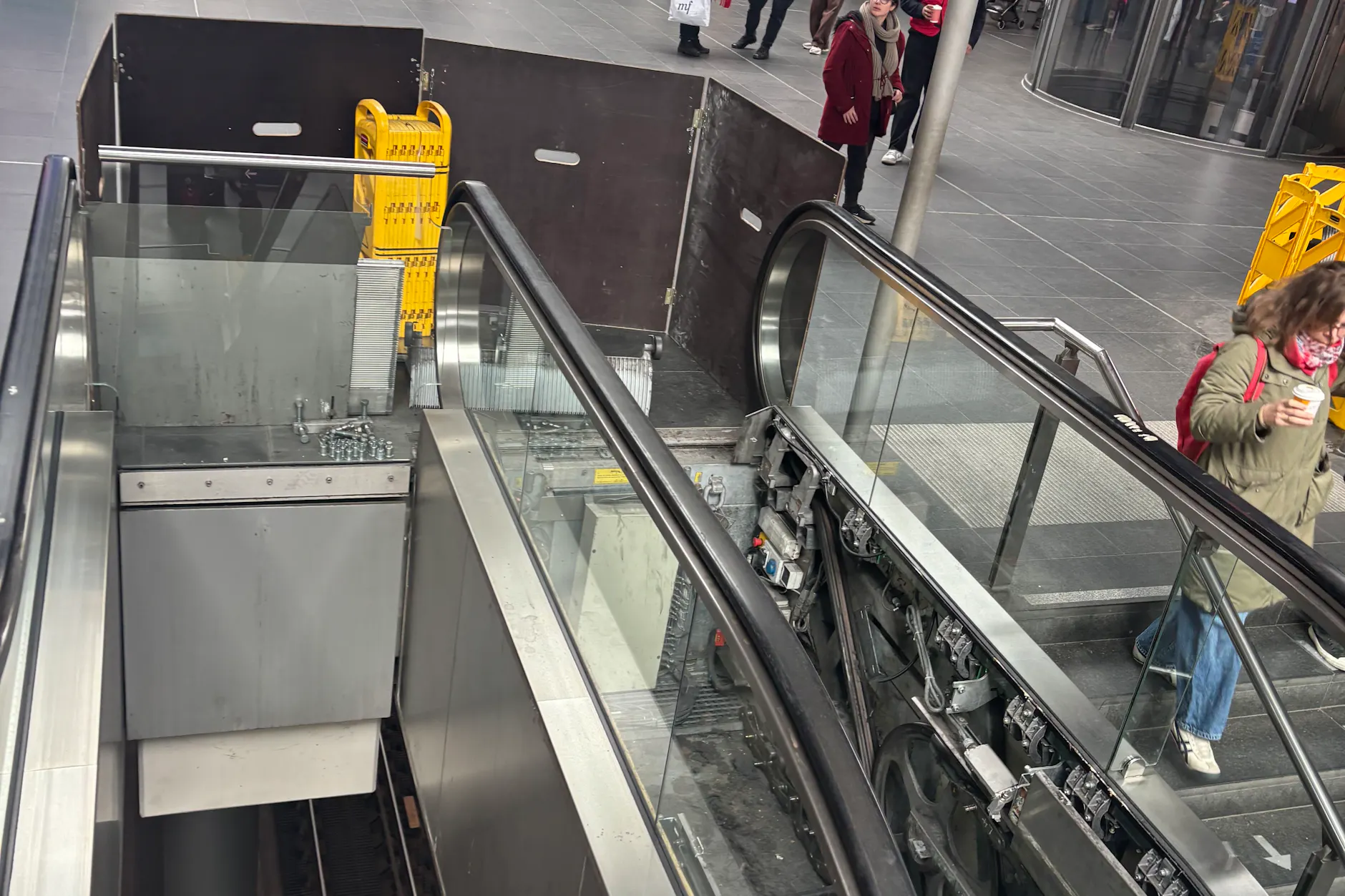 Für die Rolltreppen fehlen Ersatzteile, auf die man aktuell wartet.