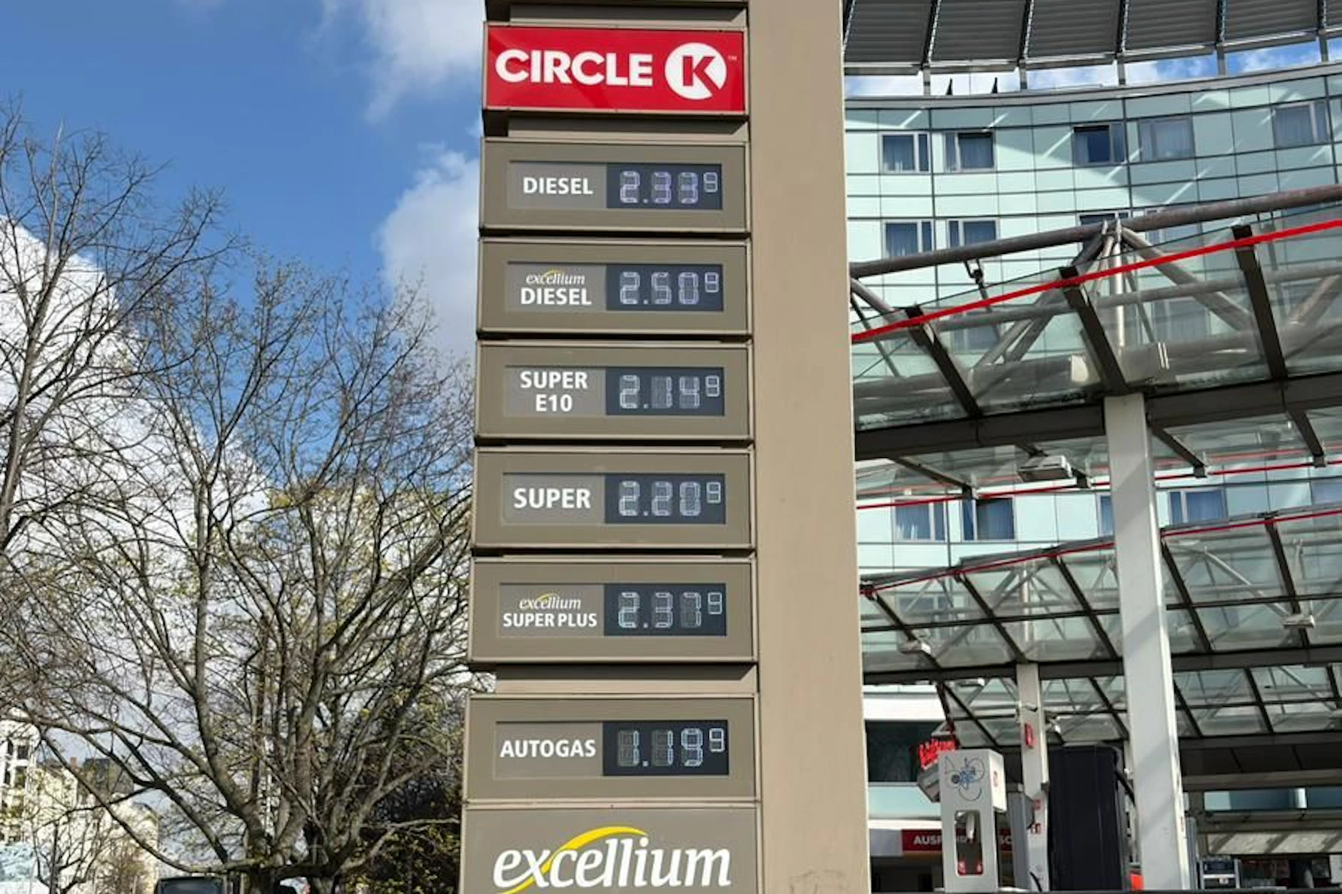 So sehen die Preise an der Tankstelle aus, nachdem sie um 12 Uhr umgestellt wurden.