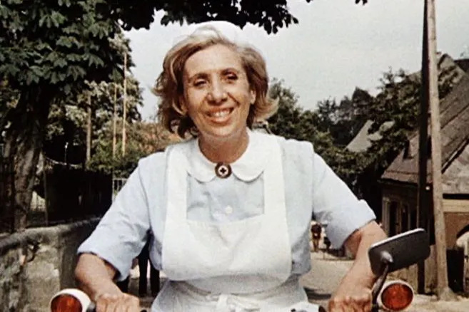 Agnes Kraus als Schwalbe fahrende Schwester Agnes im gleichnamigen DDR-Fernsehfilm.