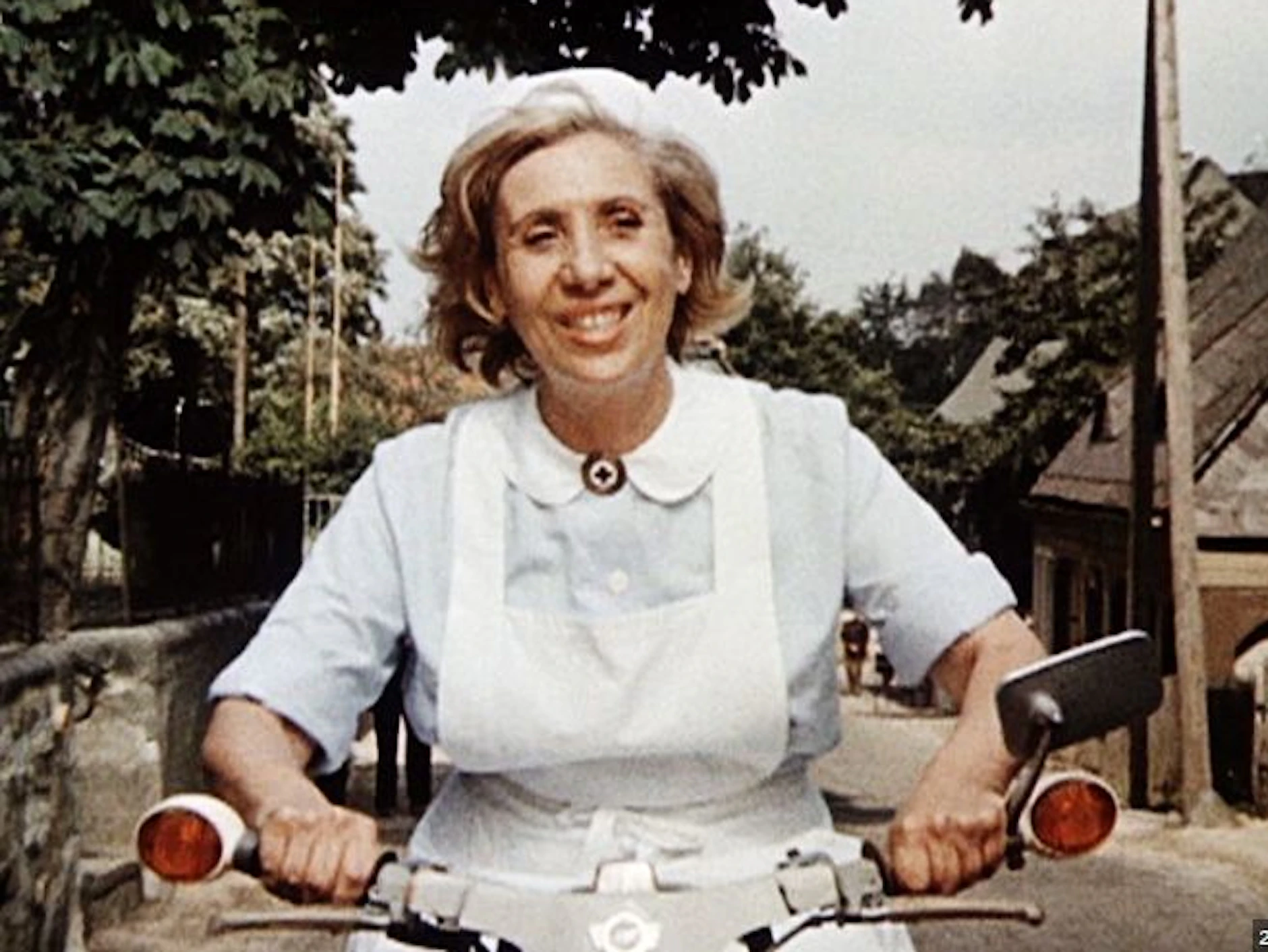 Agnes Kraus als Schwalbe fahrende Gemeindeschwester in dem Fernsehfilm „Schwester Agnes“ aus der DDR.
