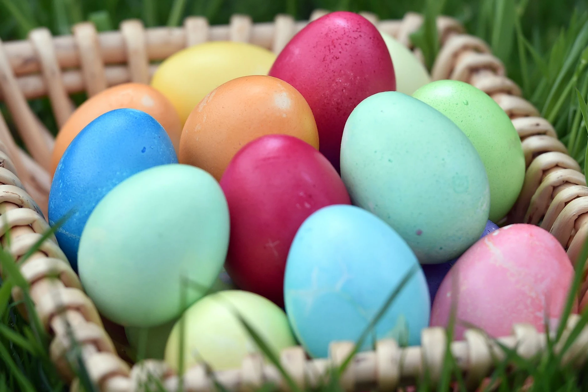 Bunte Ostereier im Gras: Rund ums Fest kursieren viele Bauernregeln zum Wetter.