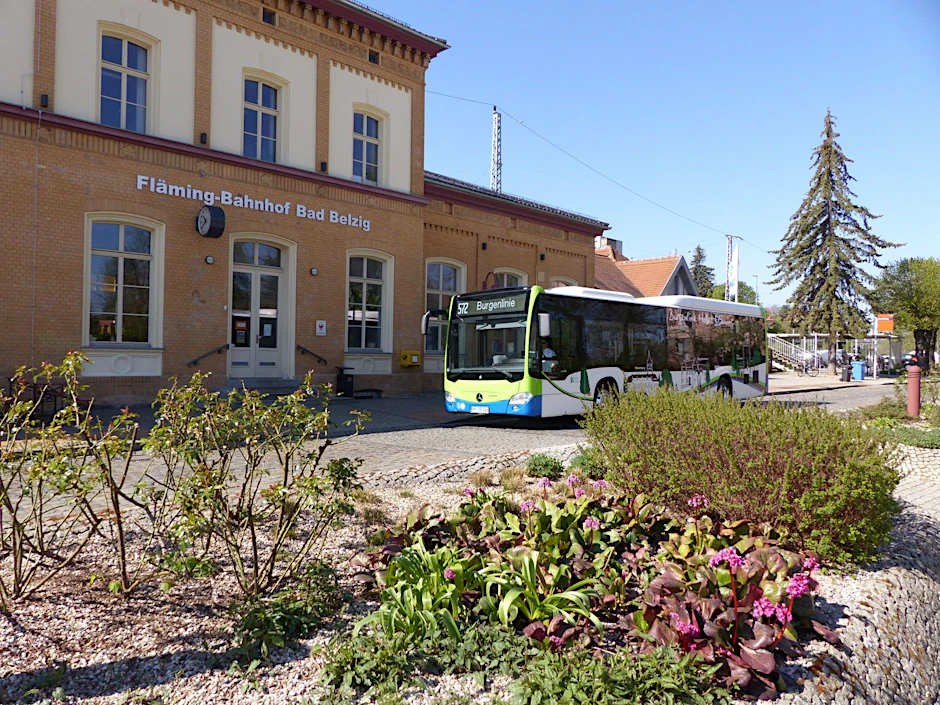 Einsteigen, bitte: Die Burgenlinie 572 erschließt den reizvollen Hohen Fläming südöstlich von Berlin. Die Fahrt beginnt in Bad Belzig.