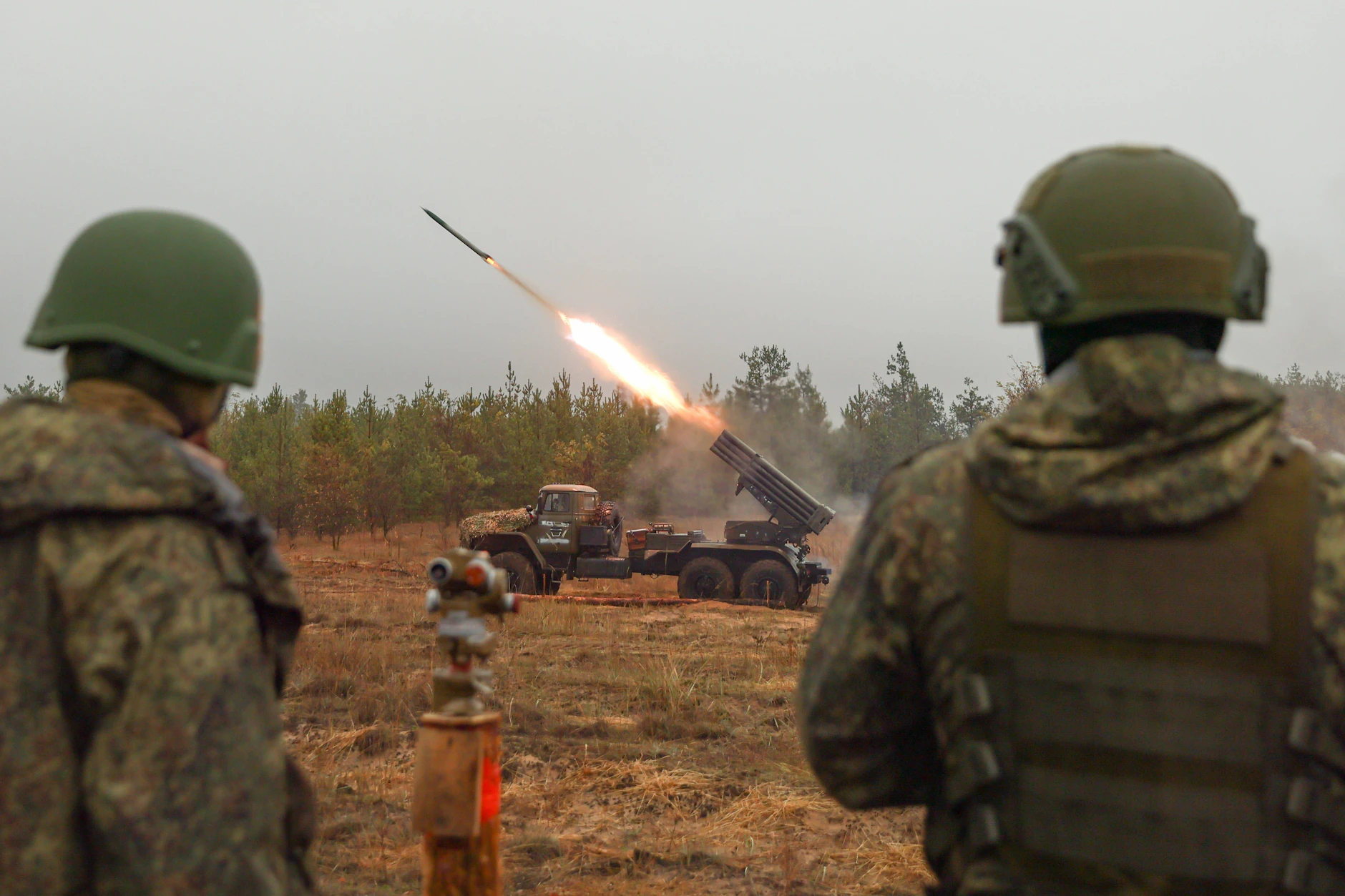 Ein russischer Mehrfachraketenwerfer vom Typ Grad im Einsatz im Gebiet Luhansk