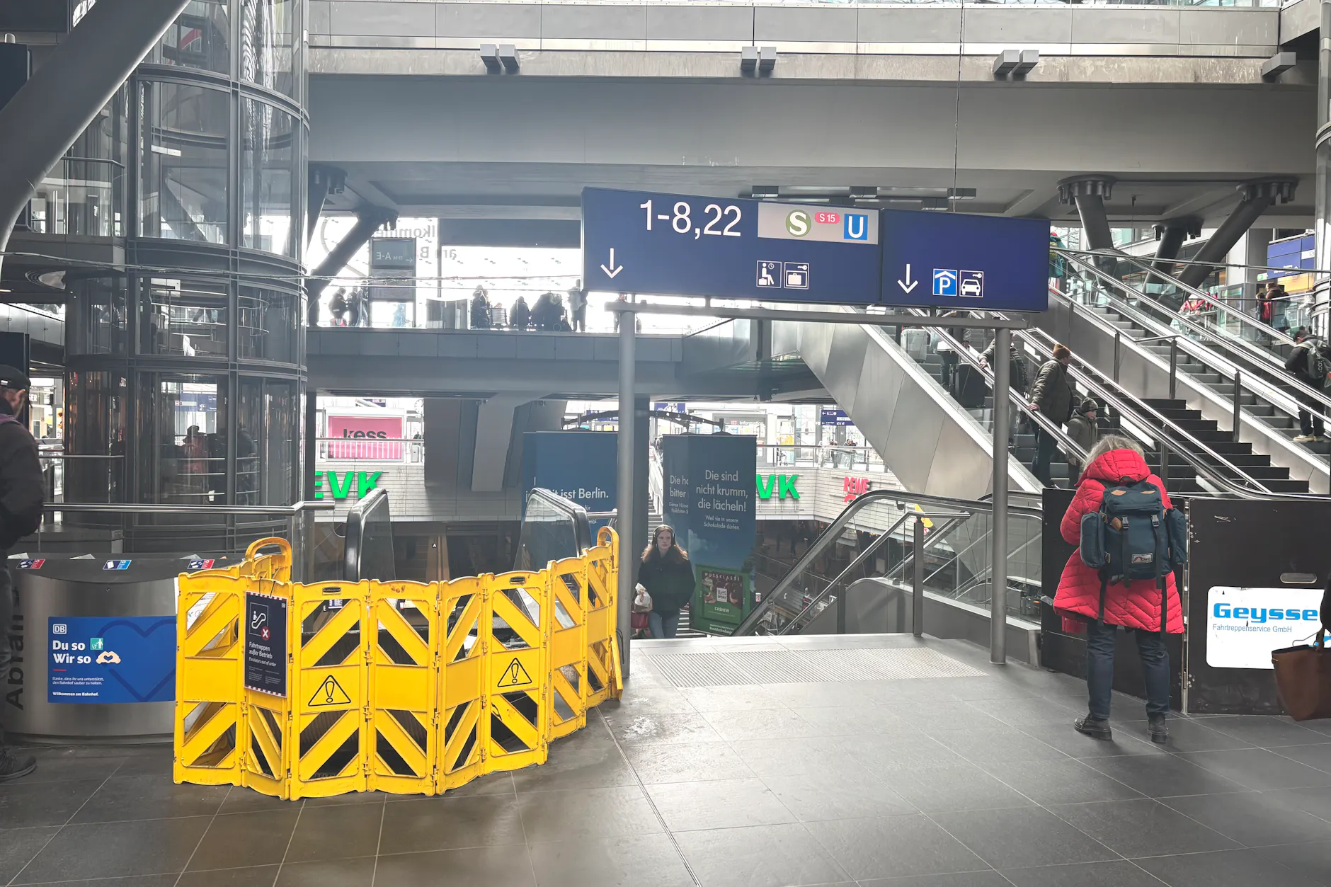 Einige Rolltreppen am Berliner Hauptbahnhof sind immer noch abgesperrt. Dahinter stecken notwendige Reparaturarbeiten.