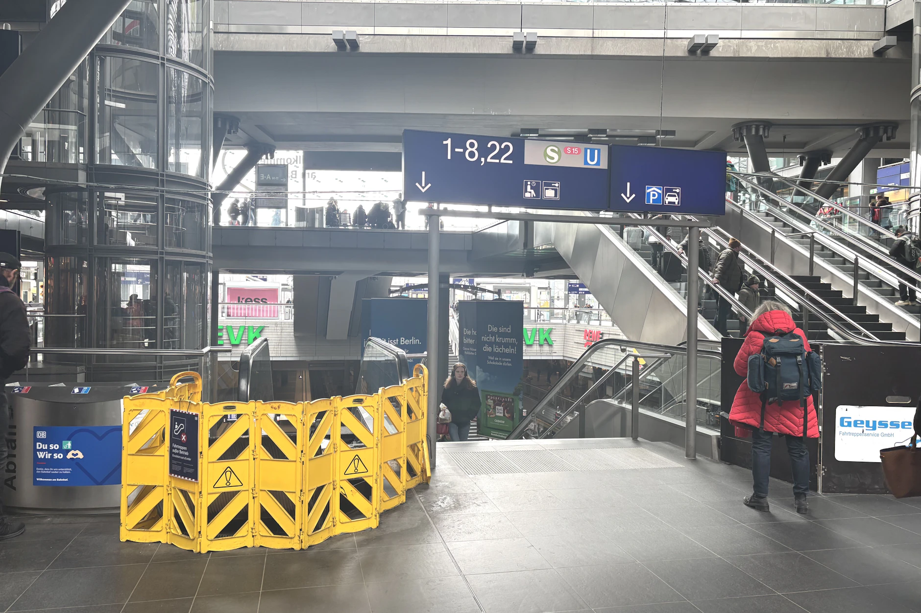 Einige Rolltreppen am Berliner Hauptbahnhof sind immer noch abgesperrt. Dahinter stecken notwendige Reparaturarbeiten.