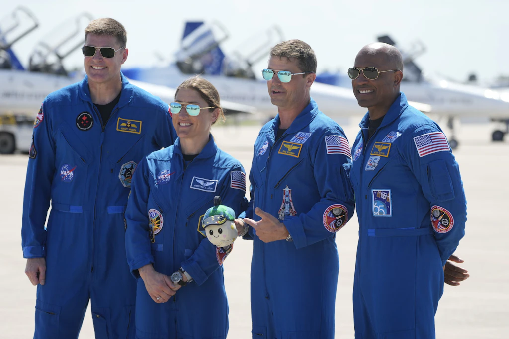 Die Mitglieder der „Artemis 2“&nbsp;-Besatzung: Jeremy Hansen (l-r) aus Kanada, Christina Koch, Commander Reid Wiseman und Pilot Victor Glover posieren für ein Foto.