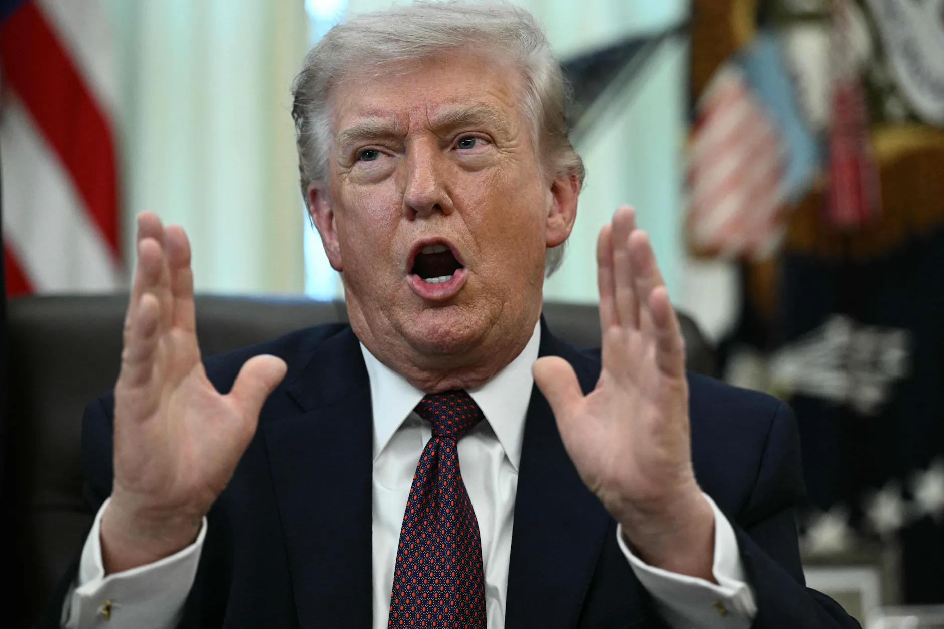 US-Präsident Dpnald Trump spricht Oval Office.