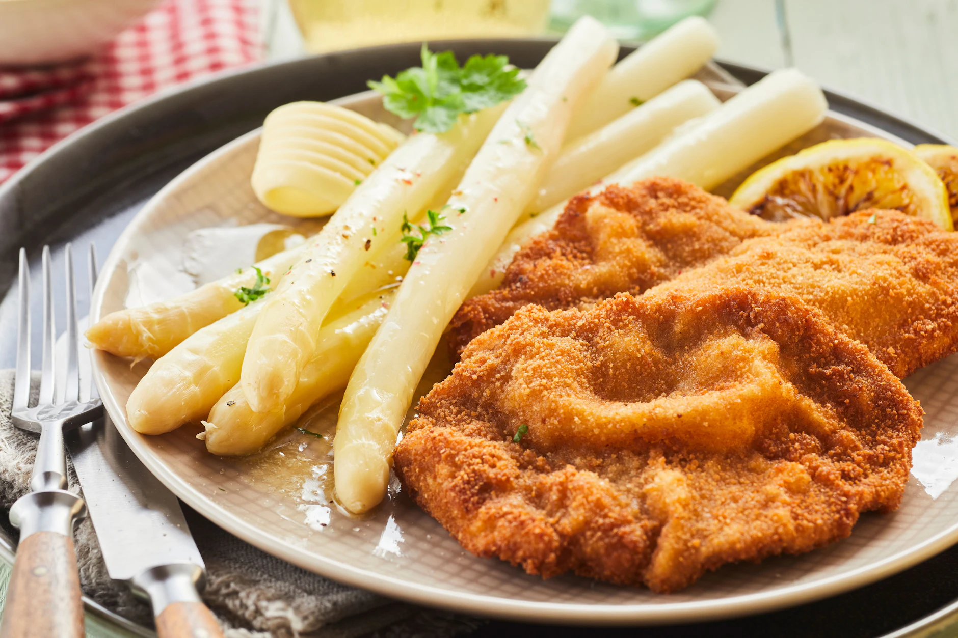 Das ist meine Lieblingsvariante: Über den Spargel kommt nur heiße, ausgelassene Butter. Das unterstreicht, verändert den Geschmack aber nicht. Und mit dem Schnitzel-Trick schlägt die Panade schöne Wellen.