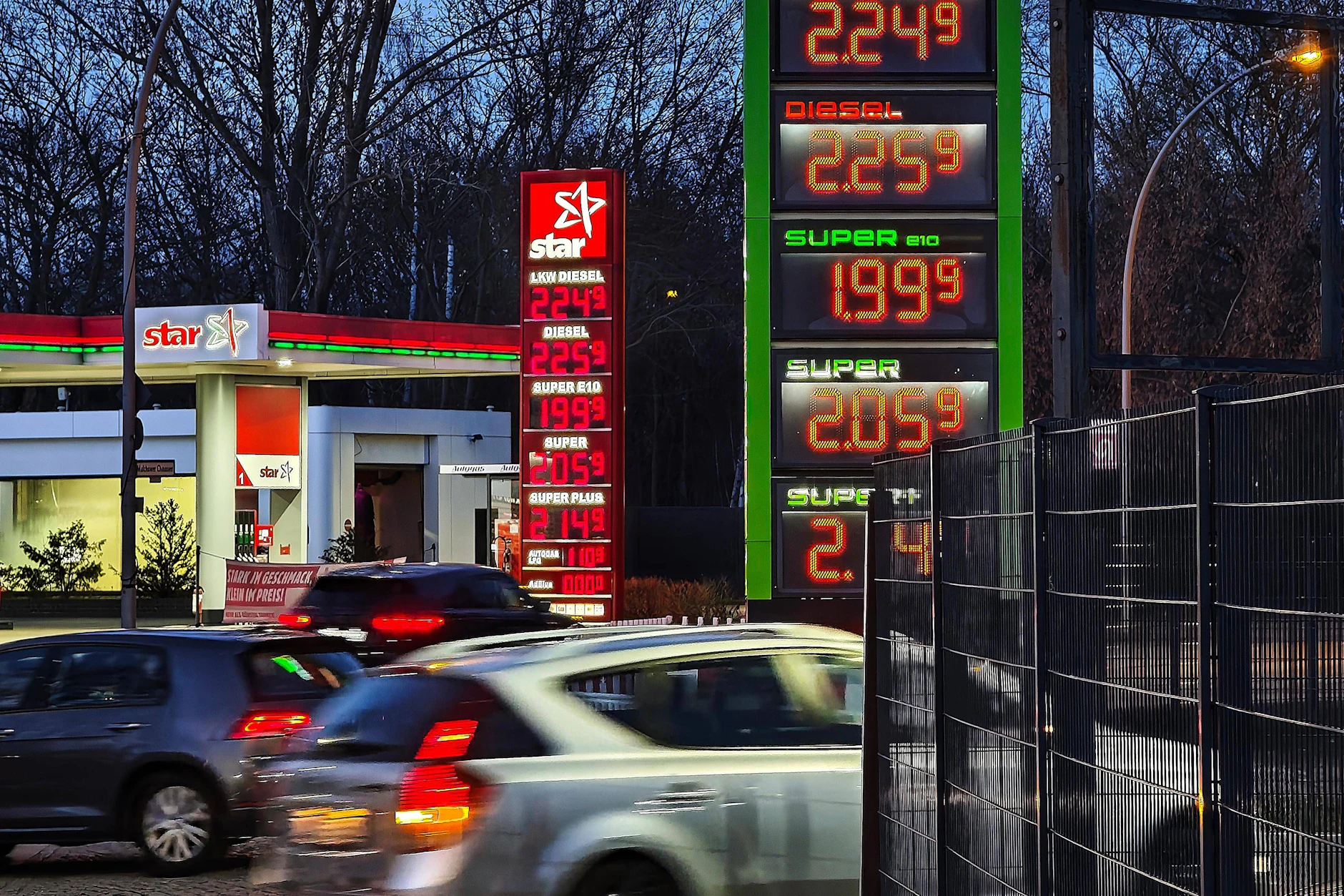 Blick auf Tankstellen in Berlin: Durch die Iran-Krise ziehen die Preise für Benzin und Diesel in Deutschland seit Wochen immer weiter an.