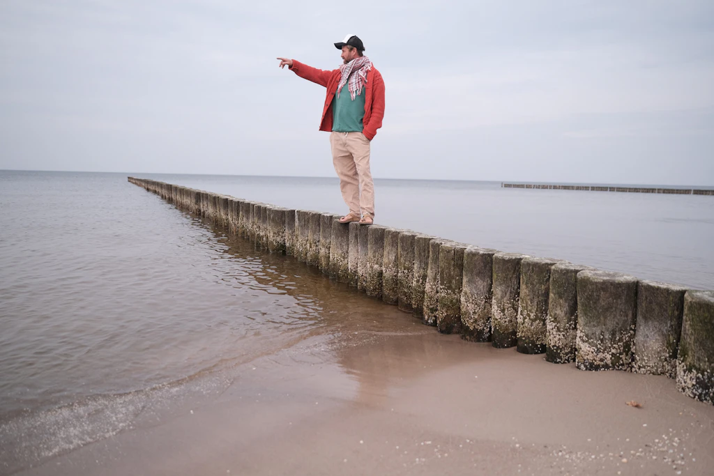 Am Wasser in Zempin: Barbetreiber und Strandkorbvermieter Andreas Schmidt steht auf Buhnen, von denen einige durch das Eis im vergangenen Winter verschoben worden sind.
